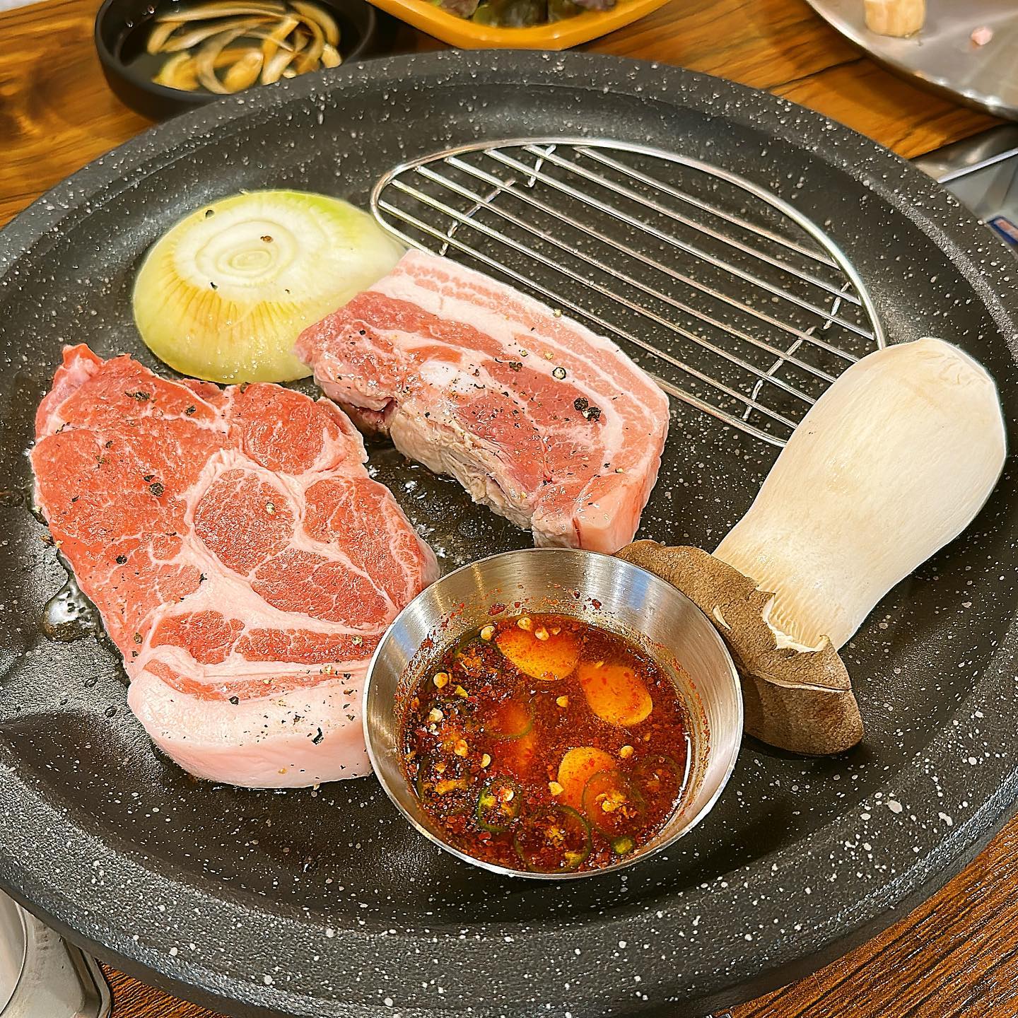 프리미엄한돈 1인분(150g)에 7,900원! 가성비 쏟아지는 #고성동맛집 #쎈밤 
모둠 중짜로 여자 둘이 실컷 배터지게 먹었다. 두툼한 고기가 얼마나 맛있던지! 분위기도 맛도 양도 질도 완벽했던 곳! 곧 재방문 할 듯!