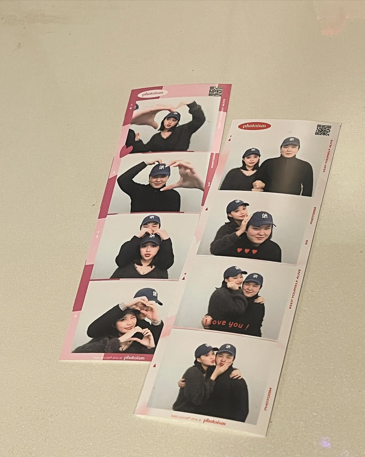 #협찬

사진 찍을 때 포즈 못 정해서 매일 애매한 사진인 사람 나야 나 🥺

가이드에 맞춰서 찍기만 하면 되는 쉽고 편한 포토이즘 포즈가이드가 출시되었어요 !

커플은 물론 혼자서도, 친구들과도 카테고리 별로 포즈를 선택하여
촬영을 할 수 있어 포즈 걱정없이 찍을 수 있어 간편하고 좋더라구요

덕분에 우린 두 장이나 찍고 왔지요 !!! 😍

.
.
.
.
#포토이즘 #포즈가이드 #포즈 #포즈추천 #네컷사진 #네컷포즈 #포토이즘포즈가이드