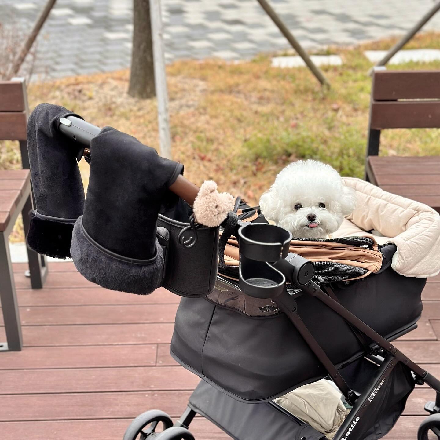 [ 𝘾𝙤𝙨𝙮𝘾𝙤𝙧𝙣𝙚𝙧 𝕏 𝙈𝙤𝙢𝙣𝙤𝙠𝙤🧸🖤 ] 

반려동물 브랜드 코지코너와 
유아용품 브랜드 맘노코와의 콜라보로 탄생한 
유모차 핸드머프🤍

산책하다보면 응아도 줍줍해야하고, 간식도 먹여야하고..
몇번씩 장갑을 빼서 주머니에 넣었다뺐다 번거로운데
유모차 핸드머프를 써보니까 정말 편하더라구요🤍
벌써 한겨울 필템이 되었어용!!

이러케 편한것 왜 아직도 다들 안쓰나몰라,,🎁♥️
⠀
⠀
⠀*제품제공 
🔖 cosycorner_official 
⠀
⠀
⠀