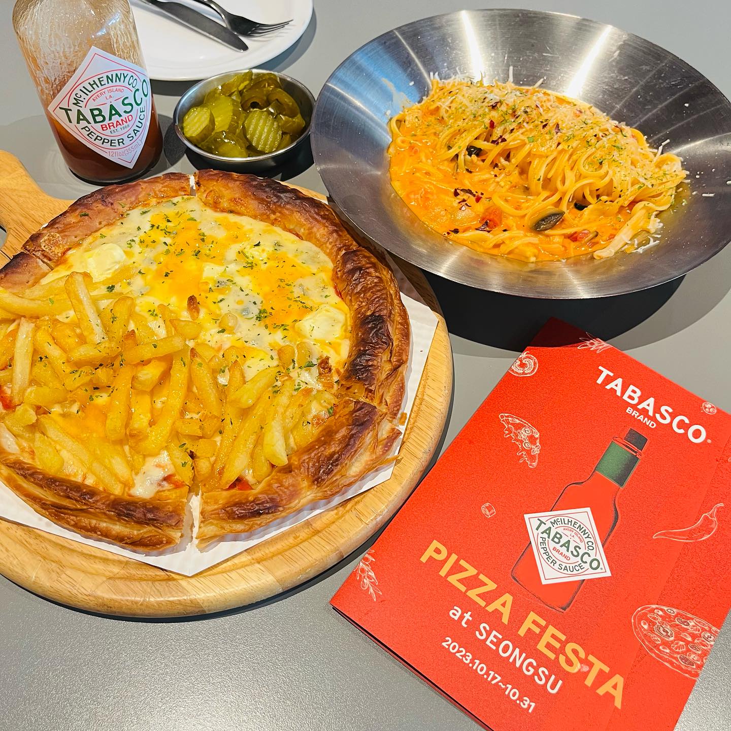 #광고 #타바스코피자페스타

🇺🇸 미국 National PIzza Month
피자의 날을 맞아 열리는 
타바스코 피자 페스타 in 성수

타바스코X피자 🍕
피자를 먹을 때 타바스코는 필수! 

타바스코와 콜라보해서 피자 페스타
진행 중인 매장은 총 8곳

제가 다녀온 곳은 피자시즌 
pizzaseason_official 

평소 와 보고 싶었던 피자가게였는데 
타바스코 콜라보 스페셜 메뉴 주문으로 
피자를 더 맛있게 먹을 수 있어요. 

타바스코X피자시즌
#타바스코투게더조합
슈퍼치즈&허니포테이토 피자 
+ 게살로제 파스타 🍝

스크래치 쿠폰이벤트로 스티커팩과
미니 타바스코도 선물로 받고 🎁
이제부터도 피자엔 무조건 타바스코!! 

느끼한 피자 & 파스타의 맛도 잡아주고 
깔끔한 매콤함에 질리지 않게 먹을 수 있어요.

🌶️ 154년 전통의 핫소스 시장 세계 1위 
합성첨가물 없이 고추, 소금, 식초 3가지 재료로
최대 3년 숙성해 만든 타바스코 핫소스 
tabasco 

피자, 햄버거, 치킨 등과 함께 즐기면 
음식을 더욱 맛있게 먹을 수 있어요!! 🥫🍔🍗

#피자시즌
📍서울 성동구 성수이로14길 14 성수연방 1층
📲0507-1310-6904
🕖 화~일 11:00-21:00 (라스트오더 20:00) 
　/ 월요일 정기휴무 
🚙 지하철 2호선 성수역 도보 5분
⭕️ 단체 이용가능, 반려동물 동반가능 

#타바스코피자페스타성수 #피자페스타성수 #타바스코
#피자페스타 #성수동핫플 #LightThingsUp