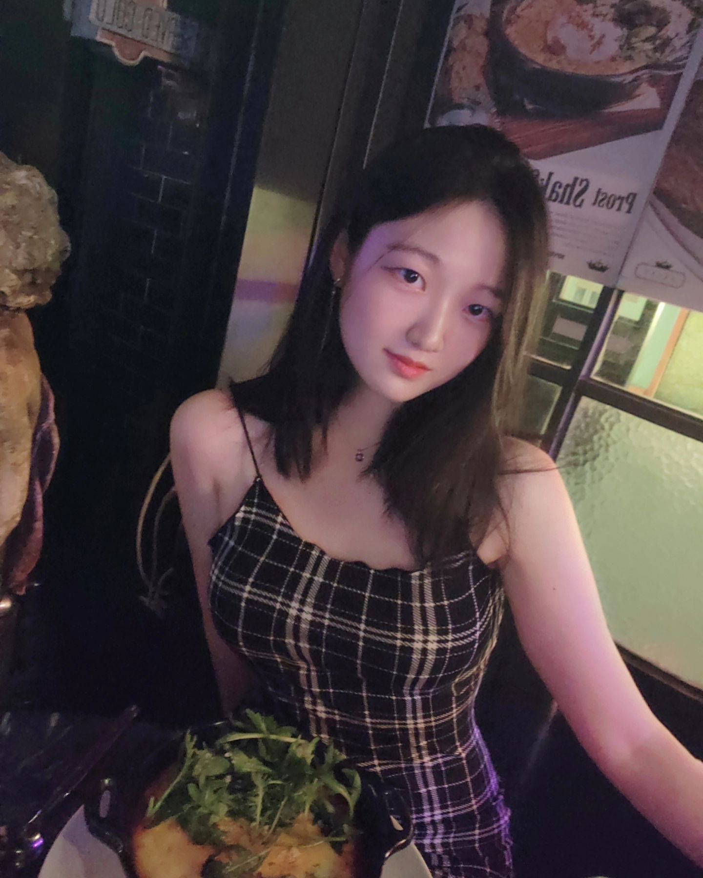#협찬
이태원에서 너무 유명한 핫플인 프로스트 다녀왔어요⭐

이태원 진짜 오랜만에 와보는데 프로스트가 이태원 거리에서 가장 눈에 띄는 거 같아요!!ㅋㅋ 반짝반짝해서 넘 예쁘..🥹✨
이태원 거리 걸어보신 분들은 프로스트에 직접 방문하지 않으셨어도 매장 외부 보시면 대부분 어딘지 아실 거예요. 
이태원의 랜드마크🤎

샥슈카랑 스파클링 와인 하나씩 주문했는데 바틀은 폭죽을 같이 주시더라고요! 이것도 반짝반짝 예뻤어요🌟💛

와인 안주로 샥슈카 주문이 진짜 신의 한 수였던 거 같아요.. 샥슈카 안주로 너무 최고👍🏻

노래들도 하나하나 다 트렌디하고 신나서 아는 노래도 모르는 노래도 다 좋았어요🎶 노래 들으면서 언니 오빠들 춤도 구경하고👯‍♀️ 외국 언니들이랑도 대화하면서 놀았는데 분위기가 너무너무 신나서 어쩔 수 없이 술도 추가 주문.. ㅎ (프로스트를 2차로 온 거라 바틀 하나면 충분하다고 생각했는데..)

전 테라스를 가보진 못했지만 최근 테라스가 완공되어서 색다른 경험도 할 수 있다고 하더라고요! 다음에 올 땐 테라스 꼭 가볼 생각이에요

연중무휴에 매일 밤늦은 시간까지 쭉- 신나는 프로스트니 언제든지 OK ❗

이태원의 자유로운 분위기 즐기고 싶을 때 프로스트 너무너무 추천드려요!!

#이태원프로스트 #이태원라운지바 #이태원클럽 #이태원맛집 #이태원핫플레이스 #이태원데이트 #이태원펍 #이태원버거맛집 #프로스트 #이태원 #prostseoul