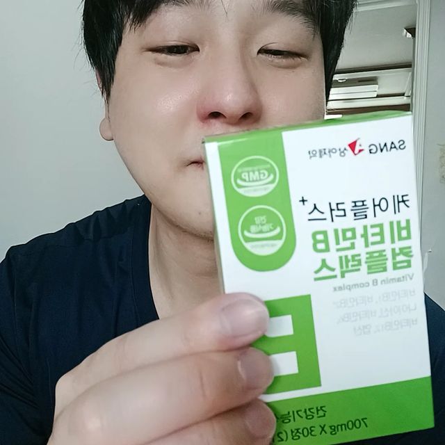 송현수 on Instagram: "추석 전날 밤 야식으로 맵고, 짠 마라샹궈🥘와 꿔바로우🍖를 안주 삼아 고량주🏺와 맥주🍺 를 스까묵다 보니 눈도 팅팅 부어서 1년에 한 번 보일까말까 하는 속쌍도 나