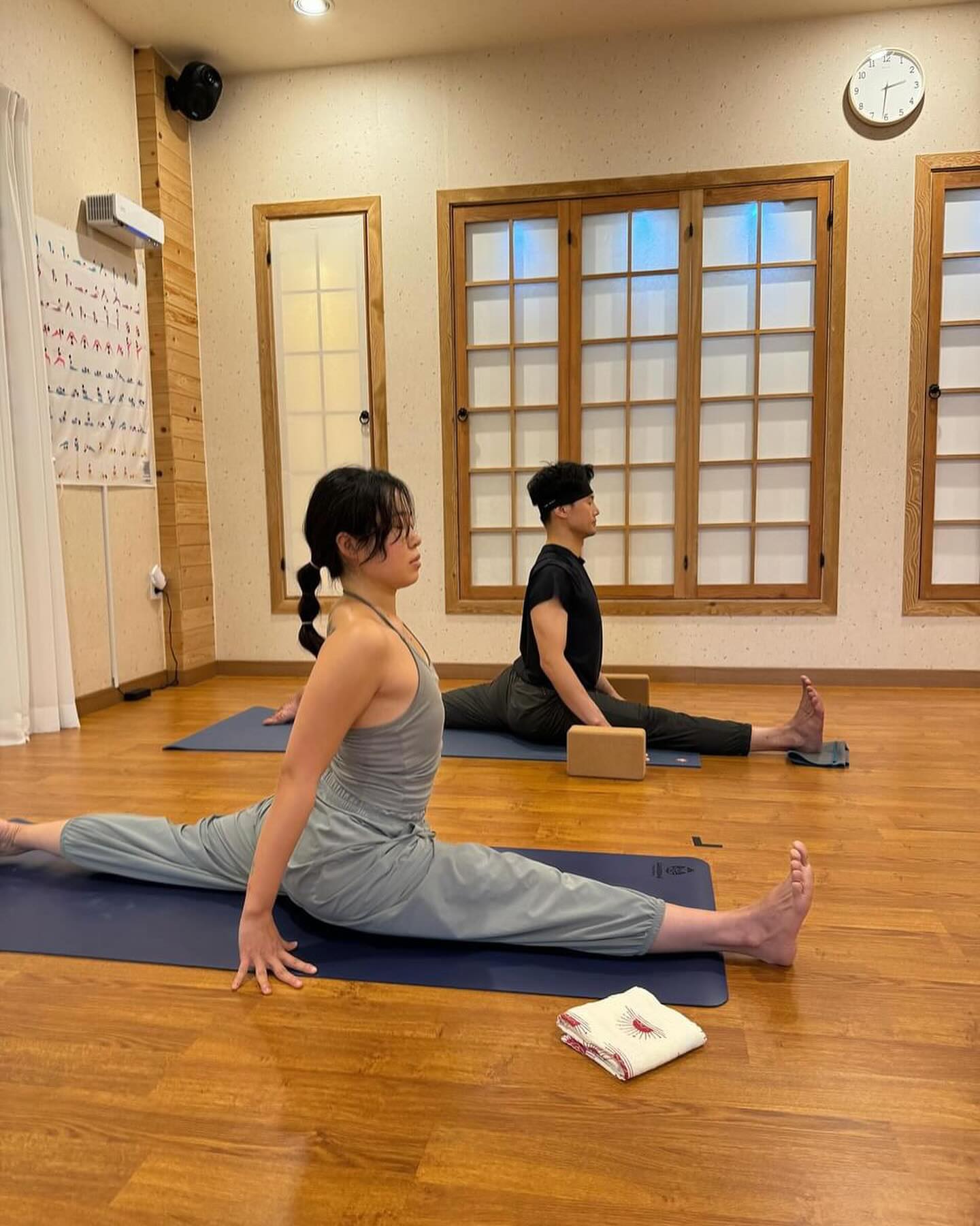 2024.05.02 ilsan_varunayoga 에서의 varunayoga_official 쌤의 하타인텐시브.
처음 가보는 곳에서의 수련이라 진짜 너무 떨렸는데, 
쌤이 차분하게 잘 이끌어주셨다☺️
하누만-에카파다라자카포타
에카파다라자카포타에서는 엄지발가락 잡고 돌려서 접근하는 걸 처음해봤는데, 발을 잡고 돌리는 것보다 훨씬훨씬 어려웠다. 
마지막으로 머리서기까지.. 
머리서기 잘 못하지만, 그래도 해야지..
아침에 priya__om 쌤이랑 수련하고 
점심에 또 수련을 해서 힘들었지만 재미있었다.
사바사나때 코골뻔💤
요가로 꽉 채운 하루🧘🏻‍♀️💗

#하타요가 #hathayoga #yogapractice #yogaeveryday