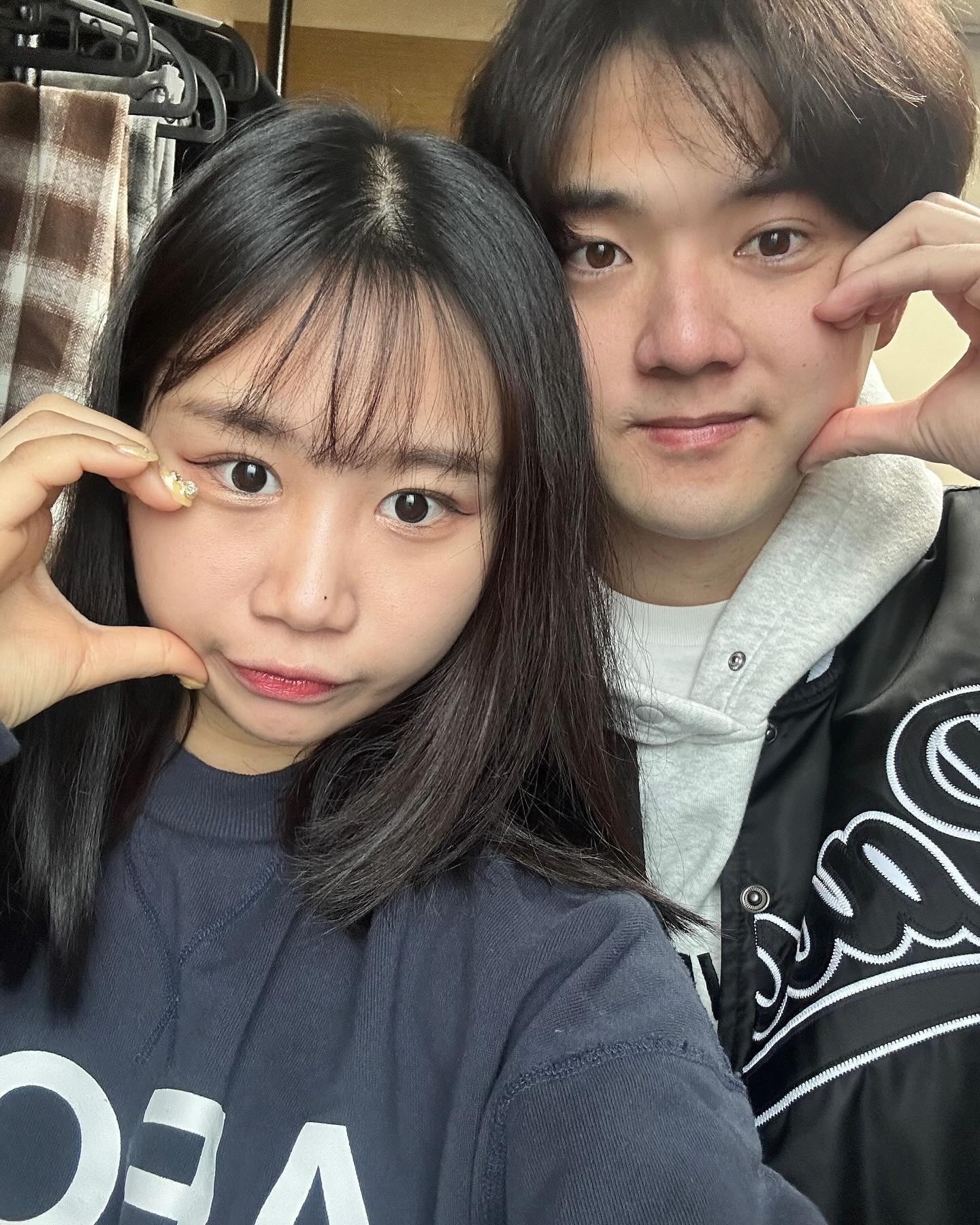 내가 제일 생일 축하행 왕자😌 sangil0223 
 벌써 두번째 생일도 같이 하넹 자기가 이때까지 나한테 해준거에 비하면 작지만 크게 플렉스 했다 담엔 비상금 더 많이 모아서 더 좋은거 해줄께
서로케익 안먹어서 생일 초따위는 가볍게 패스 하는 우리