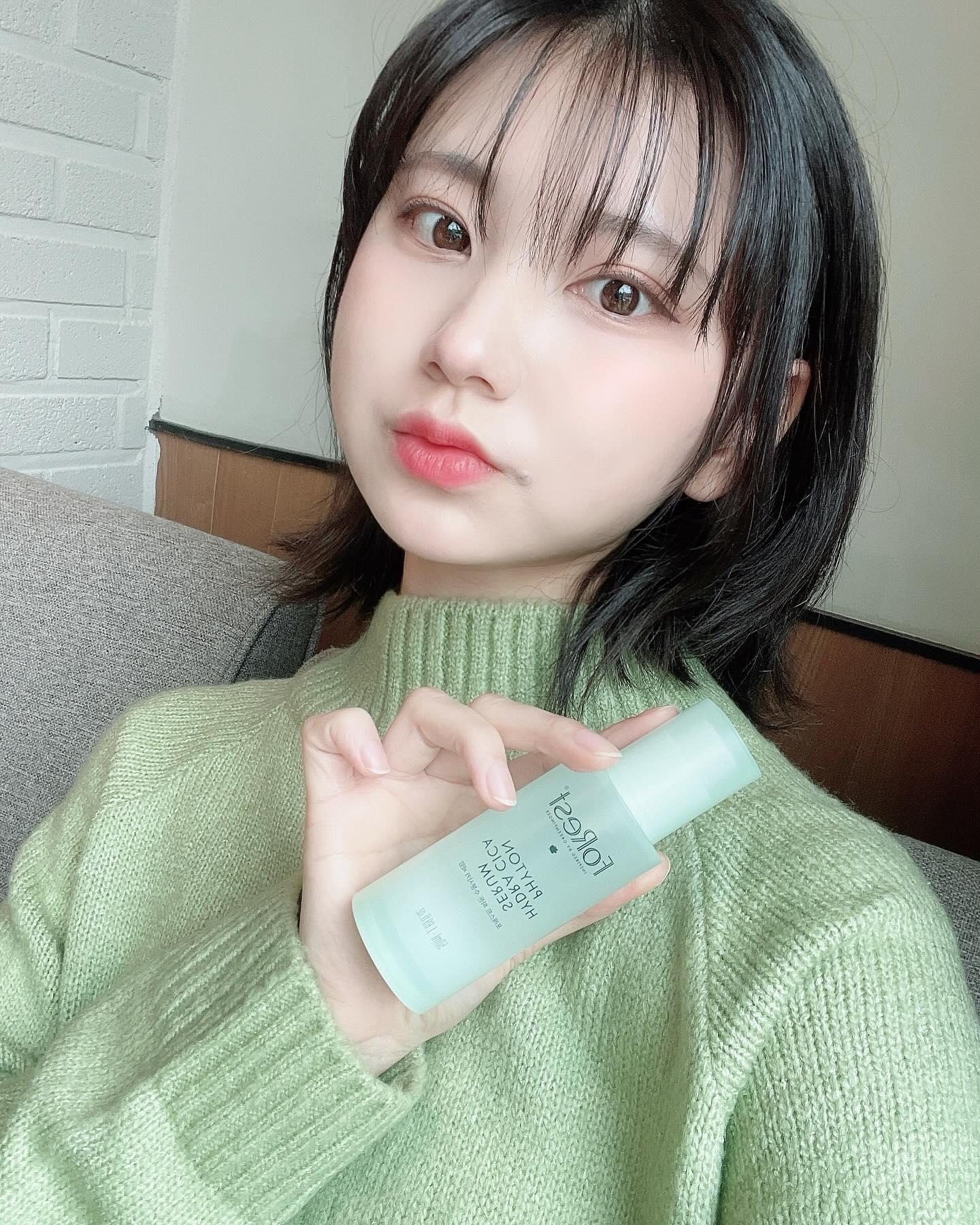 #광고
forest_greenfinger.official 
강제로 얻게 된 나이 한 살,,,🥲
피부 나이라도 어려져야하지 않겠슴니까,,,
고효능 슬로우에이징 효과를 보여주는
💚포레스트 텐션업 초록병 세럼💚으로
피부 동안될 기회...! 😉

피부탄력도부터 모공 탄력, 팔자주름 개선, 겉보습, 피부결 개선까지 책임지는 [5중 슬로우에이징 효과]로 4주만에 무려 6살 어려지는 피부나이를 경험할 수 있대요! ✨

특히 저는 속부터 탄탄하게 촉촉해지는 사용감이라 넘 신기하고 좋았는데 8중 히알루론산에, 피부 속까지 유효성분 흡수율 높여주는 특허 받은 성분이 고 이유였슴,,💦

2030부터 미리미리 슬로우에이징 할 때!
각종 피부 고민 타파할 초록병 세럼으로 
같이 관리 시작해요! 🍀

#피부나이-6살세럼 #슬로우에이징세럼 #탄력세럼 #모공탄력세럼 #8중히알루론산세럼 #주름개선세럼 #미백기능성 #모공앰플 #모공세럼 #안티에이징 #세럼 #탄력앰플 #모공탄력