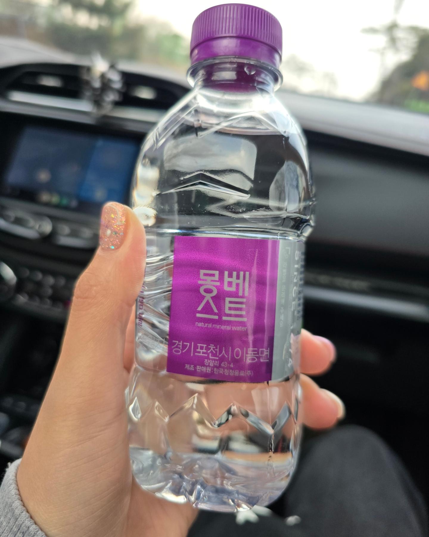 #할인구매 montbest #몽베스트 #프리미엄생수
.
한손에 들어오는 사이즈라 휴대가 편하고,
약먹을때 물 많이 마시는 타입이라 종이컵 한컵으론 부족한데
요 한병이면 딱 알맞는다ㅎㅎ
점심먹고 영양제 타임에 먹으면 딱!
물이 맛있다는 말을 이해하게해준 몽베스트!
앞으로 생수 살땐 요걸루 사야디ㅎㅎ 
.
.
.
.
.
#배달생수 #뷰티 #생수 #커피 #미네랄워터 #생수배달 #맛집 #신발 #깨끗한생수 #몽베스트330 #MONTBEST #안전한생수 #옷 #미니생수