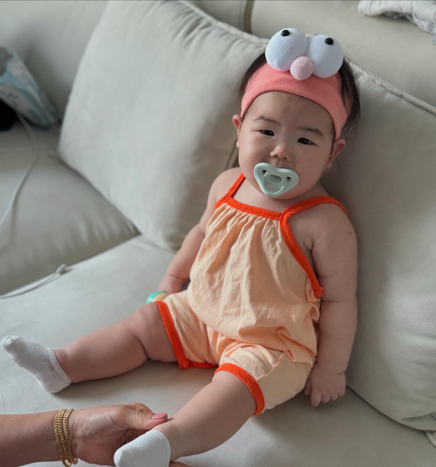 오늘은 문센갔다가 언니만나러 갔다 옴 🧡ʾʾ

도치이모는.. 양하린보고 천재라고 호들갑^^
(그..그래...내가 천재를 낳았....ㄴ ...ㅔㅋㅋ)
이모랑 언니가 떡뻥도 많이주고 재밌게 놀아줘서
기분좋았는지 낮잠도 많이 안잤던 양하리뽀 ,, 
결국 일찍 뻗으심 ◡̎ 유후 ~
이제 그럼 자유인가 ﹖﹖ 헿

#포항맘#육아맘#육아소통#흑토끼띠맘#일상#딸랑구