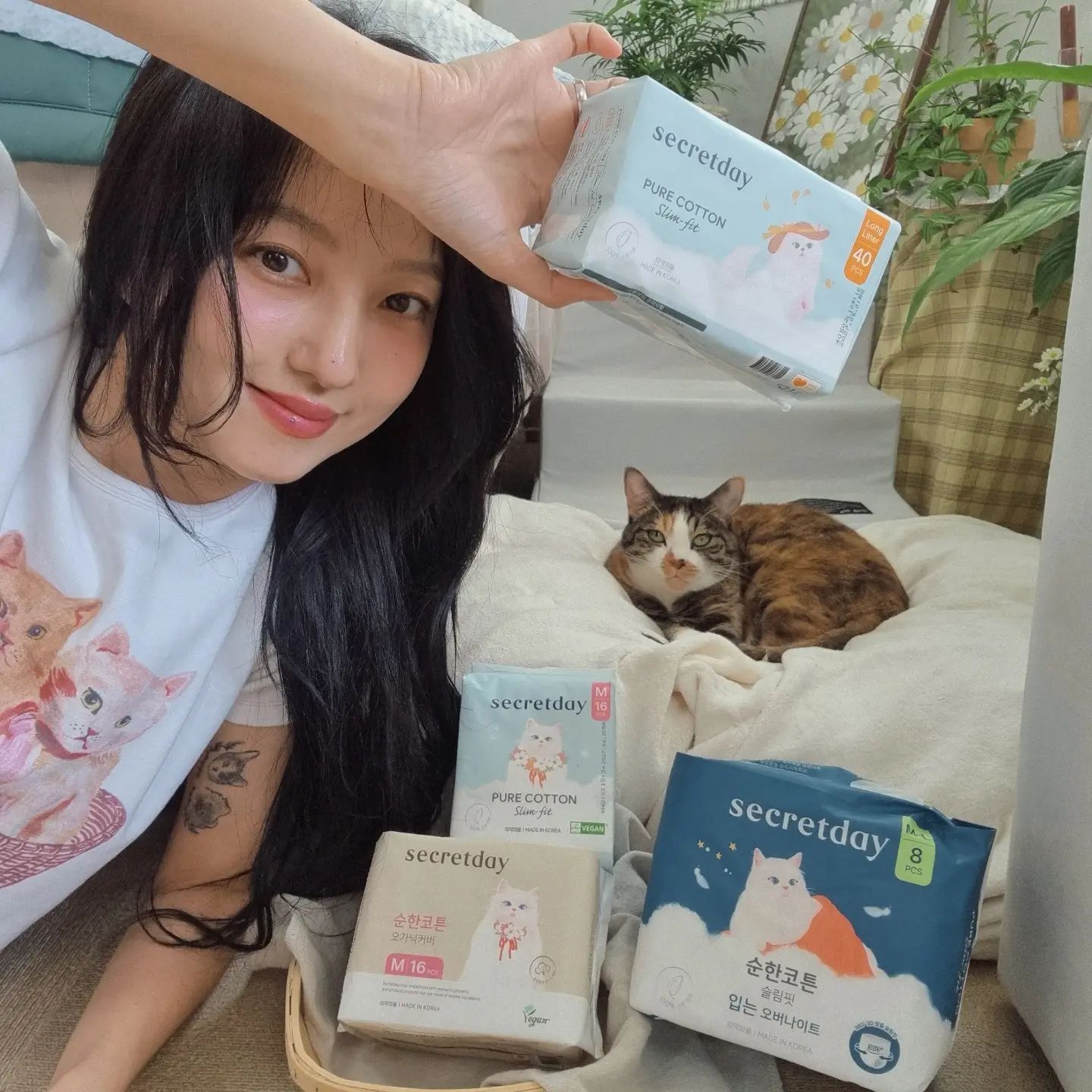 #gift secretday_official
냥이가 총 몇 마리 개.? 🐈🐈‍⬛🐱😻😺😽
행복을 지속하기 위한 필수 고냥이 테라피🫧🩷🐈🤎💛 
리뷰 의무 없는 제품인데 찐으로 보름 정도 사용하구 남다른 부드러움과 편안함에 반한 시크릿데이🫧☁️🤍 패키지에 고양이 그림도 있어서 더 좋아💜😽
시크릿데이 마스코트 냥이 이름은 솜이래, 꽁냥아. 인사해🩷🩵🫧🐱
#시크릿데이 
.
.
모든 제품이 부드럽지만 무엇보다 입는 오버나이트가 여태 써봤던 제품중에 최고로 편해요🫧🤍☁️
7월13일부터 7월 21일까지 성수에서 시크릿데이 팝업도 한다니 구경가봐요🤍💜🫧🩷🩵🐈‍⬛
.
.
#팝업 #팝업스토어 #고양이테라피 #고양이 #오가닉커버 #코튼 #꽁냥이  #kitty #cat #집사 #여름필수템 #여자생리대 #순한코튼슬림핏 #순면생리대 
#린넨생리대 #좋폭 #댓글반사 #냥스타그램 #like4likes #맞팔은디엠
