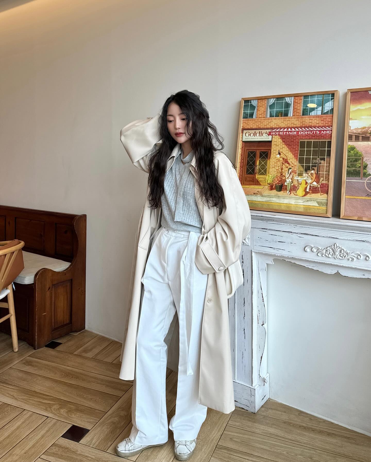 thechemi_wholesale #더케미앰버서더
입춘도 지났으니 슬슬 봄옷 장만해야지?🌼
사진보다 실물이 더 예쁜 #더케미 트렌치코트 !
요즘 롱~한 기장의 코트를 좋아하는데 종아리를 거의 다 덮는 기장이라 100% 만족♥️

깨끗한 아이보리 컬러의 바지는#thechemi 슬랙스!
트렌치코트랑 슬랙스 조합 너무 예쁘잖아? (*ᴗ͈ˬᴗ͈)ꕤ*.ﾟ

트렌치코트는 소매 접으면 스트라이프 패턴이 짠-
소매를 걷어도 예쁘고 안 걷어도 예쁜.. 완벽한 #봄코트 

아우터 - 론다 바바리 코트 베이지
하의 - 벨티드 코튼 슬랙스 아이보리

더케미 24ss 신상 할인받는 방법! 꿀팁 메모✏️
1. 회원가입 후 로그인
2. 마이페이지 클릭
3. 쿠폰 클릭
4. 쿠폰 번호 인증! 쿠폰 번호 (AADEARY2024)
쿠폰 번호 등록하면 주문서에서 20%나 할인을 받을 수 있다구 (̵̵́╹ᴥ╹)̵̵̀
(24.07.31까지 사용 가능. 아이디당 100회까지 재발급 가능)

봄이 기다려지는 예쁜 옷 구경하러 가기~♥️

#트렌치코트 #트렌치코트코디#봄코디 #봄신상 #오오티디 #ootd #슬랙스#슬랙스추천#슬랙스코디