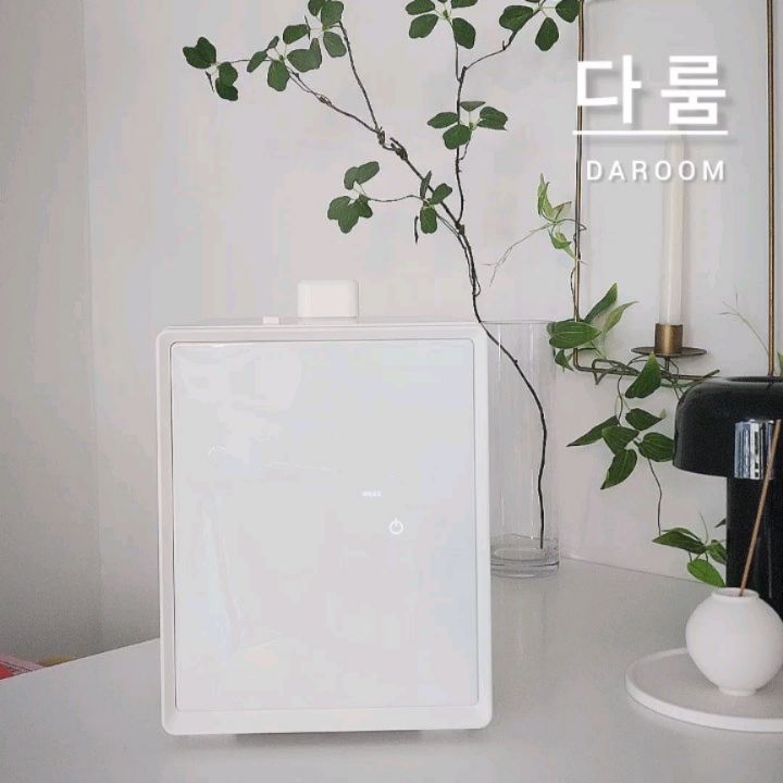 #협찬 우리 집 공기질 걱정 끝! 

집안 어디에 둬도 이질감이 없는 찰떡 인테리어가습기 다룸 가습기.

다룸 퓨어 가열식 가습기는 100˚C 안심 살균과 BPA FREE 소재 덕분에 세균, 바이러스, 미세먼지 걱정 없이 안전하게 사용할 수 있는데요. 

이중잠금창으로 더욱 안심하고 사용할 수 있는 점이 정말 마음에 들어요💖

가습기의 핵심은 풍부한 가습량과 3단계 분무 모드라고 생각이 드는데요. 

겨울철 건조한 날씨에도 집안 곳곳을 촉촉하게 유지해주고, 상황에 맞게 간편하게 조절할 수 있어서 너무 편리해요🌬️

또한, 미니멀한 큐브형 디자인이라 인테리어 소품으로도 손색이 없고, 직관적인 LED 인터페이스 덕분에 조작이 아주 쉬워요. 

세련된 디자인 덕분에 어디에 두어도 잘 어울리고, 나이 있으신 분들이 사용하더라도 어렵지 않을 것 같아요. 

그리고 정말 마음에 들었던 점은 간단하게 밥통 솥을 꺼내듯 분리할 수 있는 스테인리스 304 통주물 구조로 되어 있다는 점인데요. 

덕분에 물컵을 설거지하듯 쉽게 세척할 수 있어 항상 깨끗하게 관리할 수 있어 찝찝함이 없어요. 

다룸 퓨어 가습기는 3L의 용량으로 여러번 물을 채우지 않아도 밤새 적정가습을 유지할 수 있는데요. 

사무실이나 거실, 안방 등 어디에 두어도 좋기 때문에 센스있는 집들이 선물로 추천드리고 싶어요. 

특히, 아기의 건강과 수면의 질을 위해서라도 아기 있는 가정에도 안심하고 사용할 수 있어 더욱 추천합니다😊

다룸 가열식 가습기는 다룸 스토어에서 구매 가능해요 :)

da_room_official

#다룸 #DAROOM #가습기 #가습기추천 #가열식가습기 #가열식 #신생아가습기 #올스텐가습기 #통세척가습기 #대용량가습기 #미니가습기 #스테인리스가습기 #내솥가습기 #밥솥가습기 #자동세척 #살균 #스팀 #아기 #신생아 #집들이선물 #집들이추천 #사무실 #주방 #안방 #거실