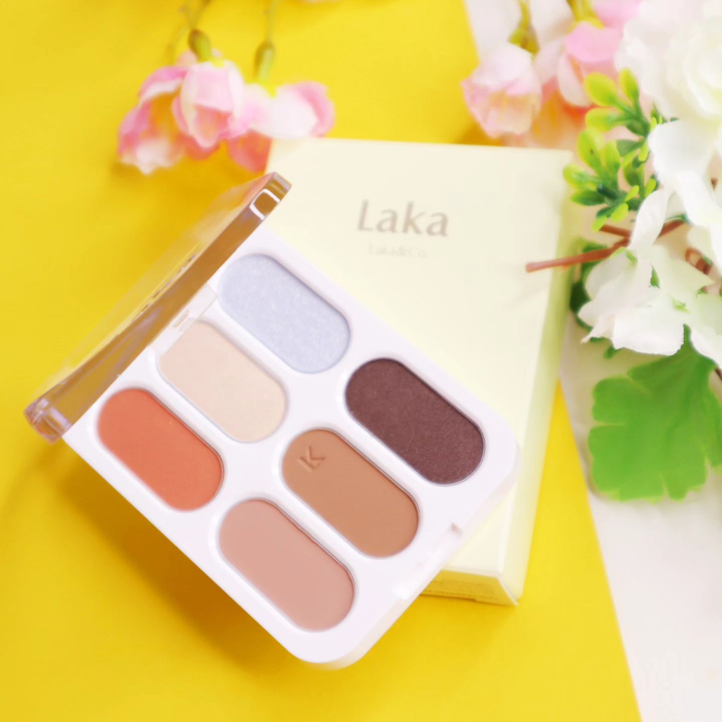 #제품제공 laka.official

요번에는 #라커 에서 영롱하면서 다채로운 컬러로 구성된
#포에버6아이팔레트 를 출시했어요-!

녹아들듯 부드러운 벨벳 매트부터🌟
크리미한 새틴 쉬머까지,
투명하게 반짝이는 오로라 글리터가
다가올 가을에 정말 잘 어울리는 #섀도우팔레트 인데요!

01호 비기닝과 02호 어텐션으로 구성되어 있는데
저는 붉은 갈빛 컬러인 01호 비기닝을 픽 해봤어요🙋‍♀️

투명하게 반짝이는 오로라 빛 블루 글리터에
오렌지 브릭 컬러가 가을 분위기가 물씬 느껴지는 #라카팔레트 
크리미한 새틴 쉬머가 가루 날림 없이 눈에 촥 감기더라구요🤎

그윽하게 붉은 갈색빛이 석양을 보는듯하며🌅
화사한 블루 글리터가 청량감까지 주는 #라카포에버6아이팔레트 😏
6가지 다채로운 컬러들로 다가올 
가을 데일리 팔레트로 픽 해보자구요 🍁🍂

#Laka #라카섀도우 #아이섀도우 #아이메이크업 #섀도우팔레트 #팔레트추천 #파룸체험단