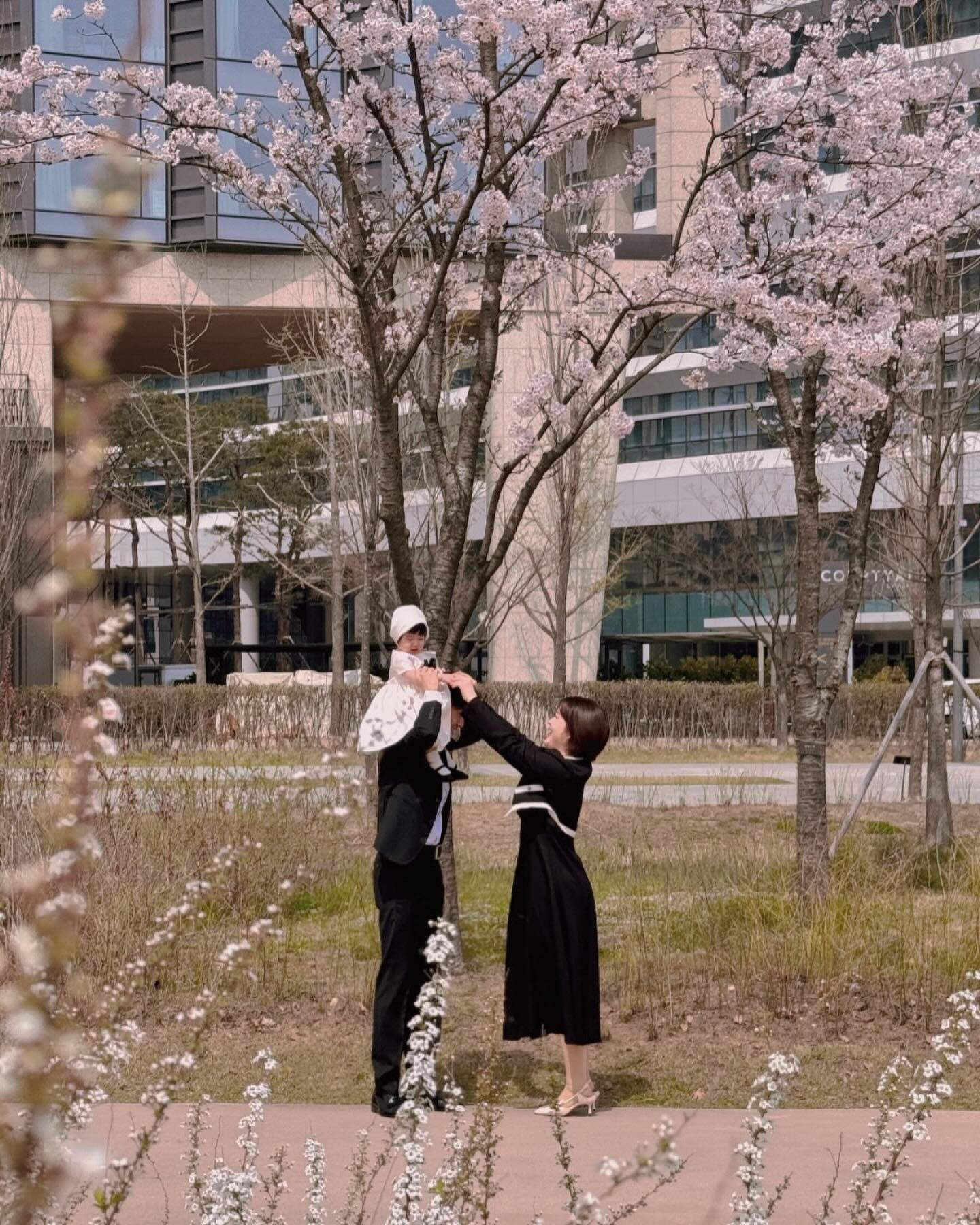 D+367

나도 이제 돌끝맘‼️
더 많은 사진과 영상은 스토리에 🌸

아이폰스냅 lebellasnap 
돌상 romanticdolparty 
아기 드레스 dress.d.d 
장소 courtyard_botanicpark