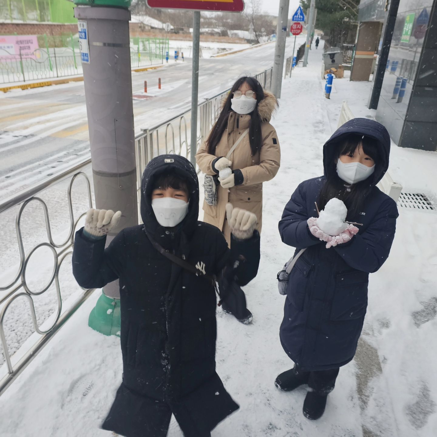 또 한번 눈이 펑펑 오던날❄️
.
이렇게 눈이 오면 못참지ㅋㅋ
그렇게 집순이 집돌이인데..
굳이 산책하러 나감^^
.
너무 추워서 아무도 없는데ㅋㅋ
우리만 눈맞으며 산책하고
만지고 던지고 느끼기🤣
.
이번 겨울엔 우리 눈 많이 만져보네
논두렁 썰매가 아쉽긴하지만
이만큼도 충분히 만족!!!
☃️❄️☃️❄️☃️❄️
.
.
.
#눈오는날#산책#우리의시간#알찬시간#주말#외출#다둥이#삼남매#사랑해#고마워#육아#소소한#즐거움#행복#일상#여행