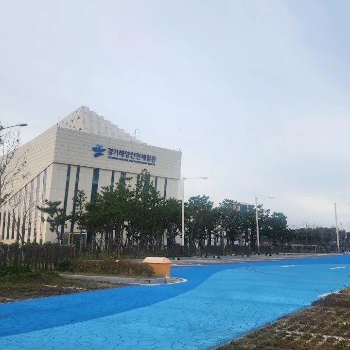 애정하는 모임 
1박2일여행 
매달 다른 곳으로 떠나는 
아이들을위한 모임!!!

대부도 해양안전체험관을 방문 
아이들에게  바다에빠졌을때 
스스로  살아남는법을 배우는
유익한곳 

배에 물이찰때 탈출법이나 
이안류대처법등 바다에서 일어날수있는  사건사고 대비법을 알려주는곳 
아이들과 함께 유익한시간 

그리고 제부도  랜드에서 놀이기구즐기기!!!

#아이들모임#아이들을위한곳#대부도해양안전체험관 #여행#공동육아#단체#힐링모임#일상#출발모임