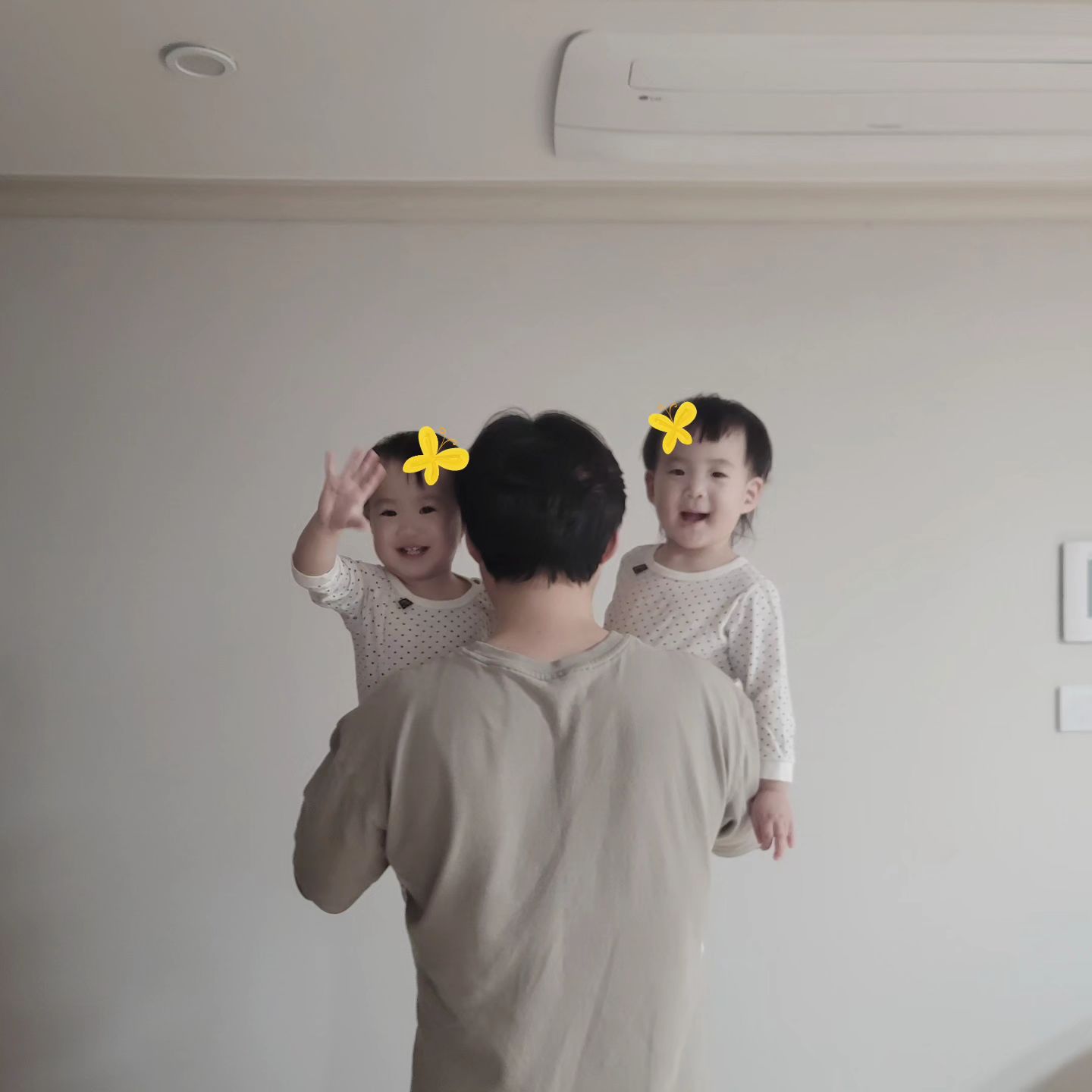 👶아빠 안아줘요~
👶나도나도~

#쌍둥이#아빠#화이팅
#셋이_행복해보이네