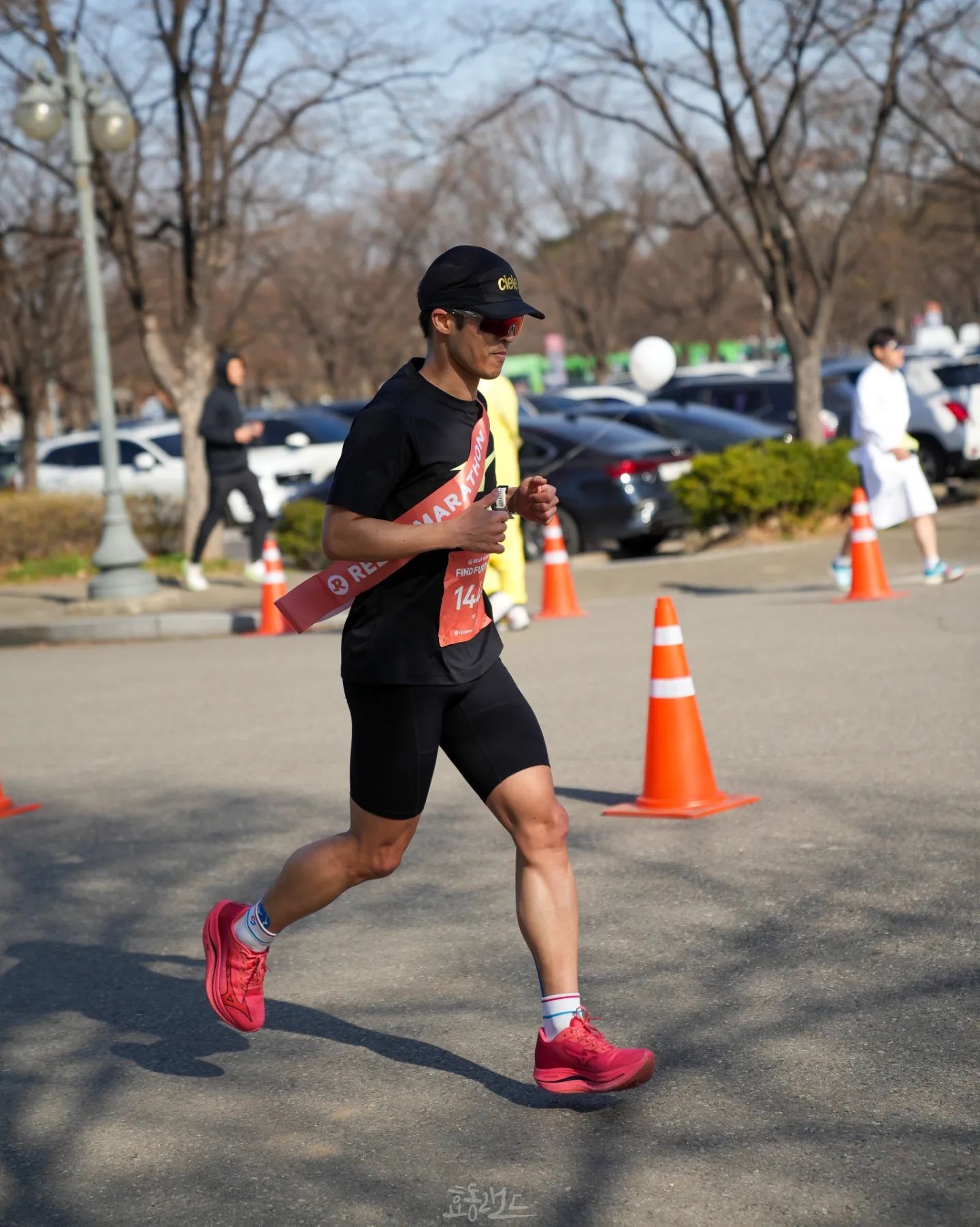 굿러너 릴레이마라톤!
goodrunner_co
relay_marathon 

일곤형님 덕분에 특별한 마라톤을 즐기고 왔습니다.
42.195km 를 7명의 주자들이 6km씩 나누어 달리는 릴레이마라톤.

코스프레 / 빡뛰 등으로 릴레이를 즐기는 러너들.
특히
웨딩드레스 입은 러너(남자)동생들 🔔
독립투사로 총을 쏘며 달린 러너들 
그리고 죽부인러너
최고였음 👍👍

스타트와 응원존 오버페이스로 급 하락한 체력에 허덕였지만
빡뛰해준 경식이 덕분에 내부 경쟁 승리! 싱글기록!!
내년에는 우리도 코스프레로 제대로 즐겨볼까???

W. gonsama
hdongstar

1 Team
move_ham
gangggi_e_you
raevelylife
ejzh
eunsook__k
hosoob2
lee_seok_gyu92

2 Team
90.yongs
dahm._.y
kitamoto_naoyuki
uhaha_
masterchoi_edu_runner
workout_mirim
arun__3.5

📸 
1,2,7,8 hdongstar
3. chi___w0n
4. raevelylife
5. kbh7683
6. workout_mirim
9. dahm._.y 

#MRTKin굿러너릴레이마라톤
#MRTK #MRTKOREA #MizunoRunning
#미즈노러닝팀코리아 mrtk_official

👟👕 #미즈노러닝 #웨이브리벨리온플래시2
🧦comport.official

#오늘은러닝함 
#꾸준함이답이다
.
#마라톤
#굿러너릴레이마라톤2024 
#굿러너릴레이마라톤