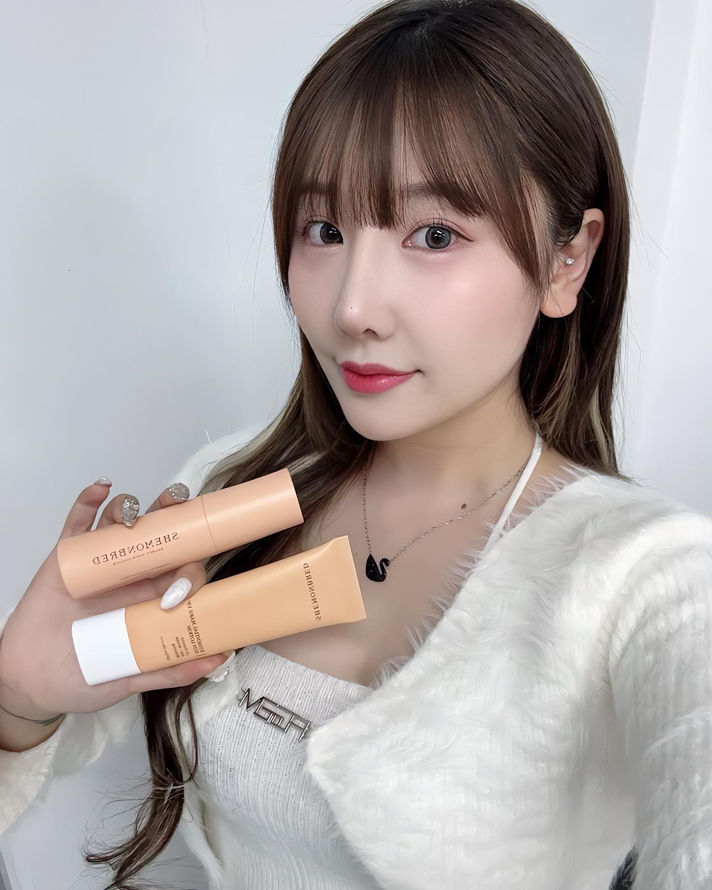#ad #광고
🏷𝑻𝒉𝒂𝒏𝒌 𝒚𝒐𝒖 _ shemonbred_official

쉬몬브레드에서 베스트 제품
메이크 ”UP“세트를 보내주셨어요👍🏻

에센셜 메이크업 선로션과 에센셜 메이크업 미스트
두가지 제품이에요🤩

뻑뻑하지 않고 로션처럼 바르기 딱 좋은 선로션과
메이크업 직전 뿌리기만 해도 화장이 더 잘먹는!
미스트랍니다!

어제 건조한데 피부에 도움 많이 받는 중이라구욧:)

건조하지 않은 선크림에 촉촉한 발림성을 더해서 아침에
수분크림을 바른듯 슥슥 바르기만 해도 촉촉함 그자체였어요

이 좋은 두가지 제품을 특가로 만나 볼 수 있는 기회☀️

쉬몬브레드 쉬즈 홀리데이 파티가 진행중이에요🤩
명품 까르띠에 시계, 시그니엘 호텔 이용권, 아이픈 15 핑크,
에어팟 맥스, 다이슨 고데기 등 고급 제품이 경품으로 준비완료😆

✔️행사 기간 : 12월 18일 ~ 29일
행사 기간동안 최대 50%의 할인을 진행중이랍니당

💡공식사이트: http://shemonbred.com/

#SHMONBRED #쉬몬브레드 #원더세일 #연말세일