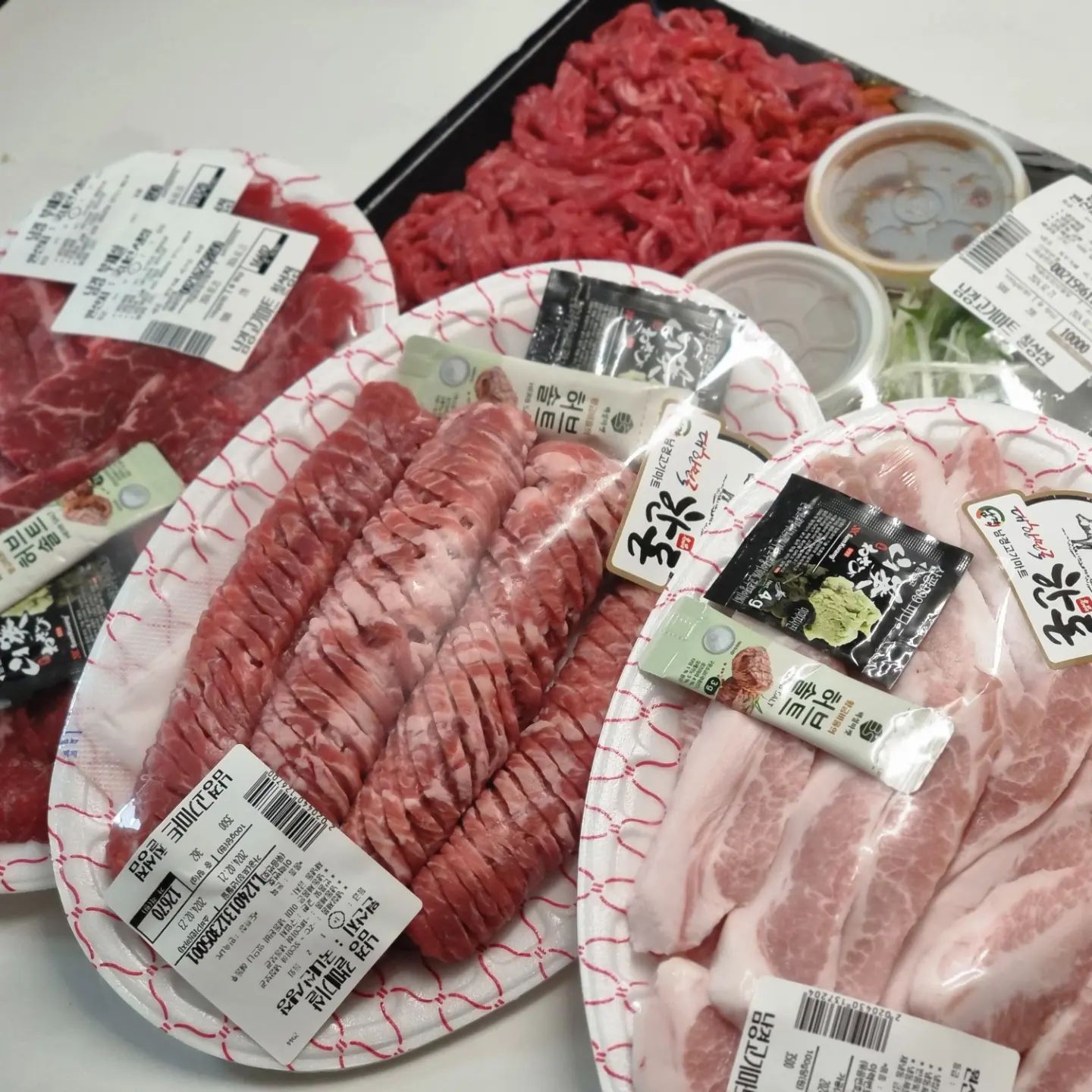 💛

침산동 정육점을 찾으신다면-!
저렴하고 편하게 팩으로 구매할 수 있는데다
소고기, 돼지고기 구이류부터 육회까지.
육회는 간편하게 비벼서 비빔밥해먹기에도 좋을 듯 해요.

월, 수, 금은 당일도축한 한우 뭉티기도 준비된다고 합니다!

소스류도 없는게 없을만큼 다양하게 준비되어있으니
캠핑가거나 고기구워먹고싶을때 한번에 준비가능!

🐻남경고기마트 칠성점

▪️대구 북구 중앙대로 521

▪️053-355-7770

#남경고기마트칠성점 #대구침산동식육점 #칠성동식육점 #대구고기맛집 #대구삼겹살맛집 #협찬