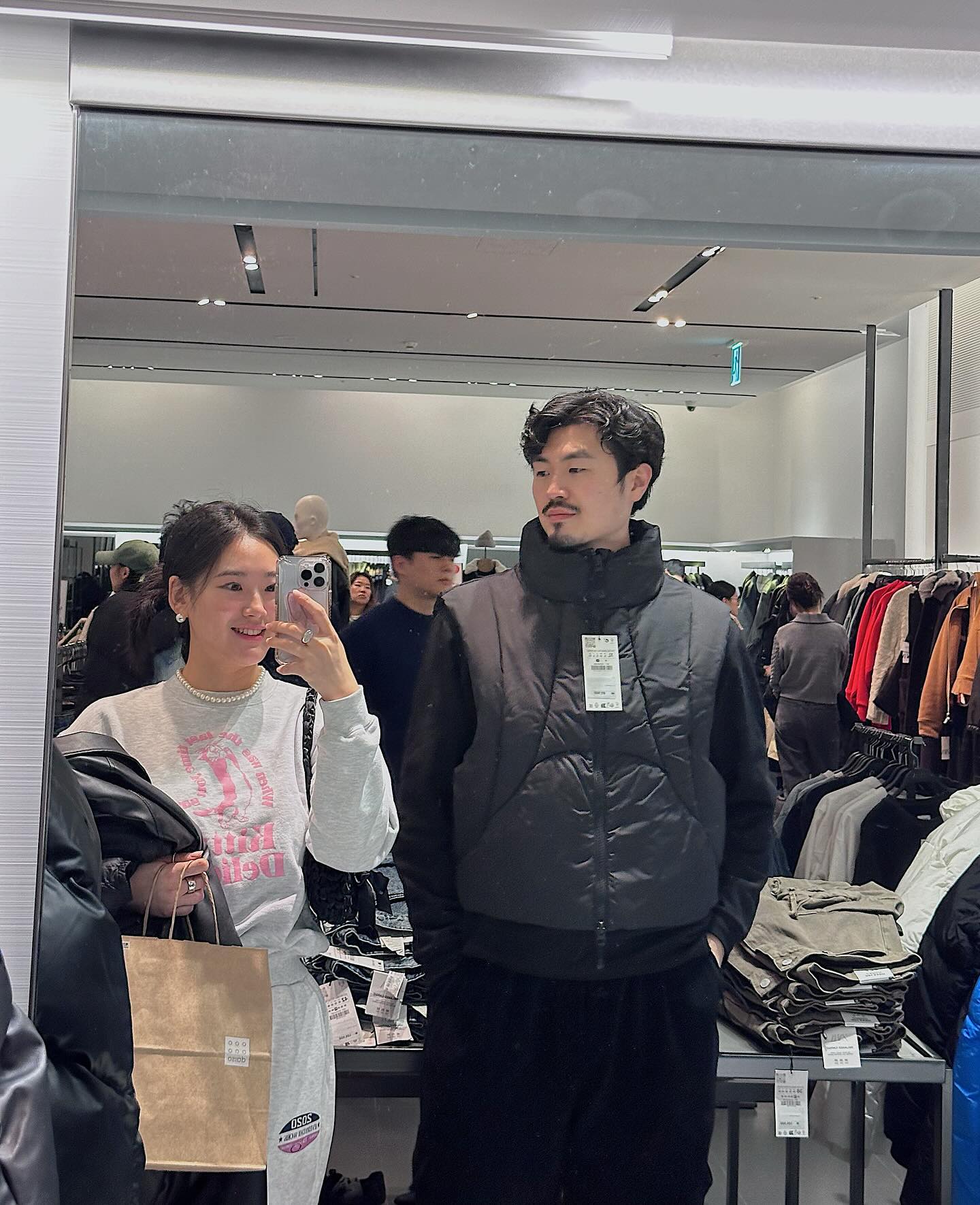 주말에 두번째 부부동반 모임 다녀왔어요🙌🏻
하남 스타필드에 있는 스포츠 몬스터라는 곳을 다녀왔는데 오랜만에 몸으로 뛰어 놀았더니 다음날 근육통이🥲

주말이라 역시 사람이 너무 많더라구요 그래도 넘 즐거운 시간🤍
언니가 떠준 가방까지 완벽🤍🤍 행복한 주말을 보내고 왔네용 다들 뭐하셨나욤?🙌🏻🙌🏻