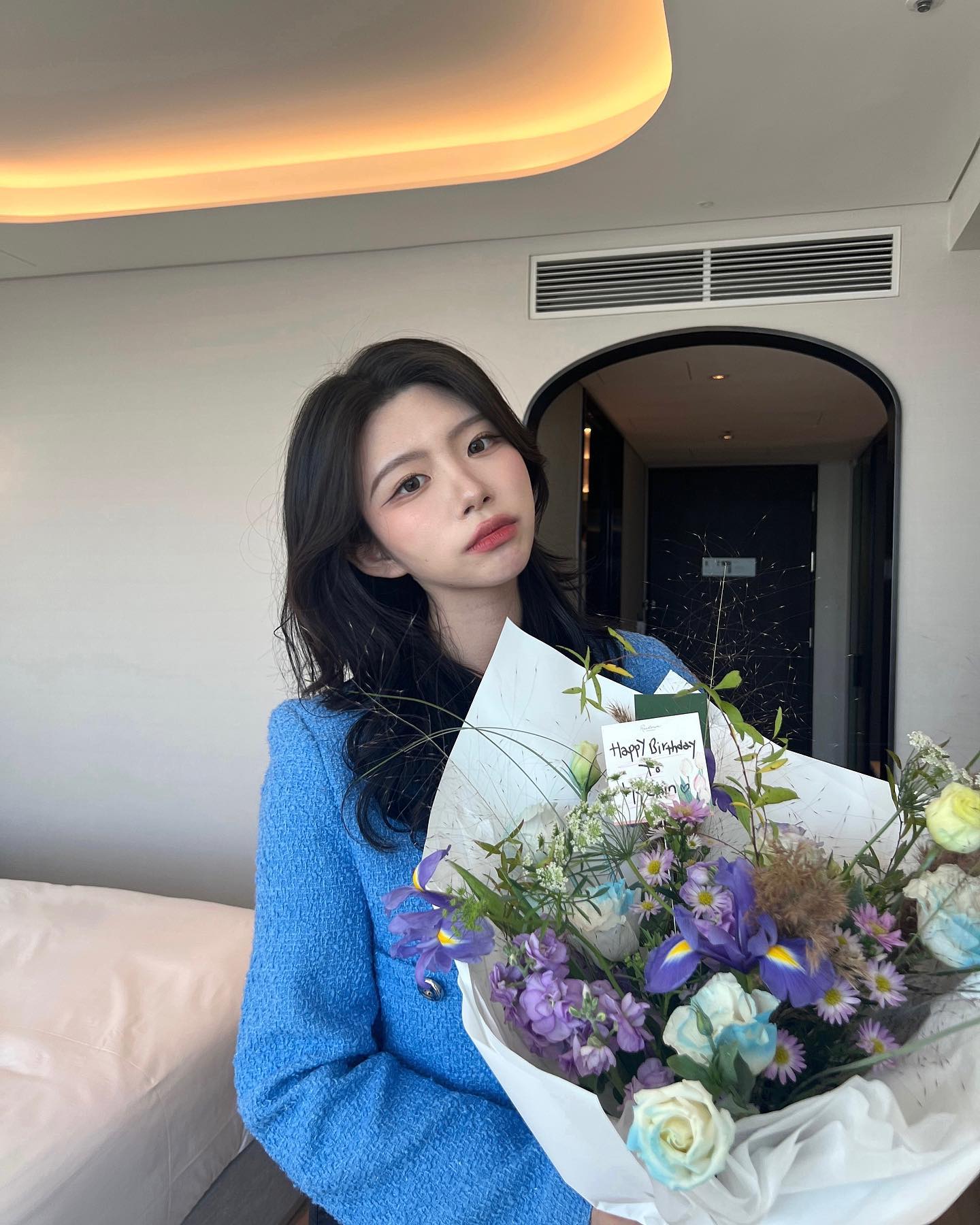 - 나의 21살 생일! 

내가 좋아하는 것들로 가득 채운 하루의 느낌은 이루 말할 수 없이 행복하다 ❥･•
이 하루만큼은 오직 나만이 행복할 수 있도록 여럿에게 축하받은 덕분에 평생 기억에 오래토록 남을 생일이었다 ෆ
매년 생일을 맞이 할때마다 이 날이 일년중 가장 좋아하는 날이란 것은 변함이 없는것 같아 더없이 편안하고 행복한 기분 (ฅ’ω’ฅ)
내년엔 나름대로 스스로를 더 멋지게 축하할 수 있는 내가 되길! 
안녕 21살! 축하해주신 분들 모두 감사합니다 💙✨