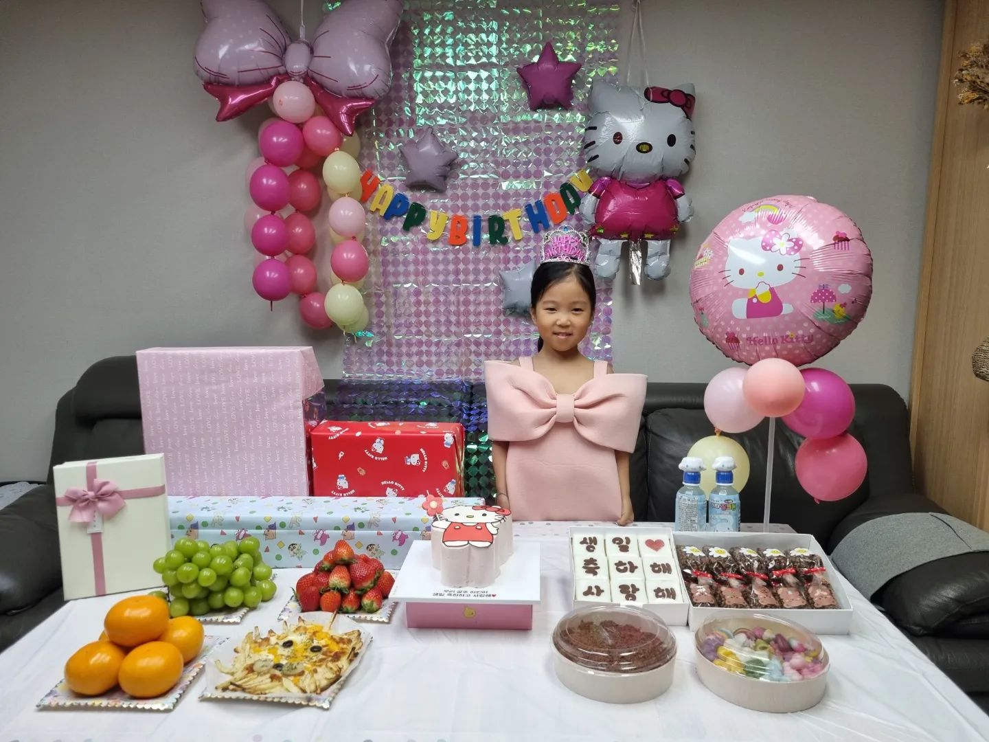 우리딸 생일♡
오늘 하고싶은거 다 하랬더니
쿠킹클래스 하고 싶다고 해서 #아이키친청라점 
#사자피자만들기  하고. 샐러드 먹고.
그냥오기 아쉬워서 #모래그리다
모래놀이 키즈카페는 처음인데 
하린이가 너무 즐거워했음:)
생일이라고 시나모롤 풍선도 주시고 감사합니다!!
집에와서 베프 초대하고 같이 신나게 놀다 생일파티.
매년 하하남매 생일때마가 엄마가 해주시는 #몽실이네떡공방
찰떡같은 케이크 만들어주신 #모로하비케이크
모든것이 좋았던 하루.

귀요미 우리딸 사랑해♡

#생일 #키티풍선 #키티생일파티 #6살생일 #딸스타그램