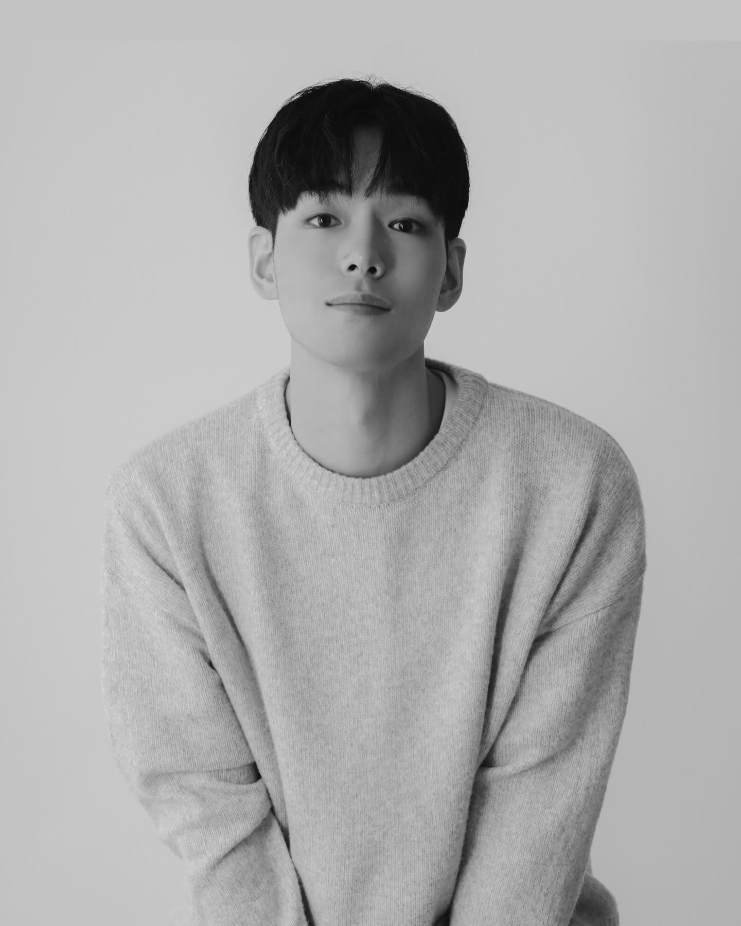 .
울 남표니 만 31살 생일 맞으셨다🎂
생일 축하해 우리 현도♥️

내가 오빠한테 주는 사랑이 부족하다고 느껴질 정도로
나보다 날 더 사랑해주는 사람이기에 오빠덕에
난 행복한 인생 2막을 살고 있다 오빠도 그랬으면 좋겠다🫠
요즘 들어 우리는 이전보다 더 사랑한다고 말하고 행복하다고 말한다
결혼 전 했던 사랑은 사랑이 아니였나 싶을 정도로ㅋㅋㅋ
연애 5년 + 결혼 2년 알게된 지 7년밖에 안된 사람이
내 남편이 되어있는 것도 신기하고 늘 봐도 신기한 저 대유잼 얼굴;
객관적으로 내 와꾸로 만날 수 있는 사람 중에서
최고의 비주얼이라 생각한다.ㅋㅋㅋㅋㅋㅋㅋㅋ
ㅋㅋㅋㅋㅋㅋㅋㅋ얼굴이 너무 내 취향이다.
배우자 기도할 때 상상했던 얼굴 그 이상이다^_^ㅋㅋㅋㅋㅋ
솔직히 티는 안 냈지만 오빠한테 열 받았다가
오빠 얼굴보면 화 풀릴 때도 있다ㅎ;
또 잘생긴 것 보다 더 큰 오빠의 그릇 
오빠의 그릇은 너무나 커서 내 부족한 모습과 모난 모습을
자기 그릇에 다 담아내주는 사람이다 그리고 덮어준다
울 오빠 생축하려다 장점 퍼레이드 해버렸네; 여기까지 하고..!

부족하고 미성숙한 나를 늘 사랑으로 품어주고
한결같은 사랑이 아니라 갈수록 커지는 사랑을 줘서 고맙고,
또 이 세상에 태어나줘서, 그리고 나한테 와줘서 고마워
오빠가 내 남편이라는 사실이 너무 행복하고 
오빠를 내게 허락하신 하나님께 감사해
많이많이 사랑해 남표니 다시 한번 생추욱🤍

#HBD #남편생일 #남편스타그램 #쀼스타그램 #럽스타그램