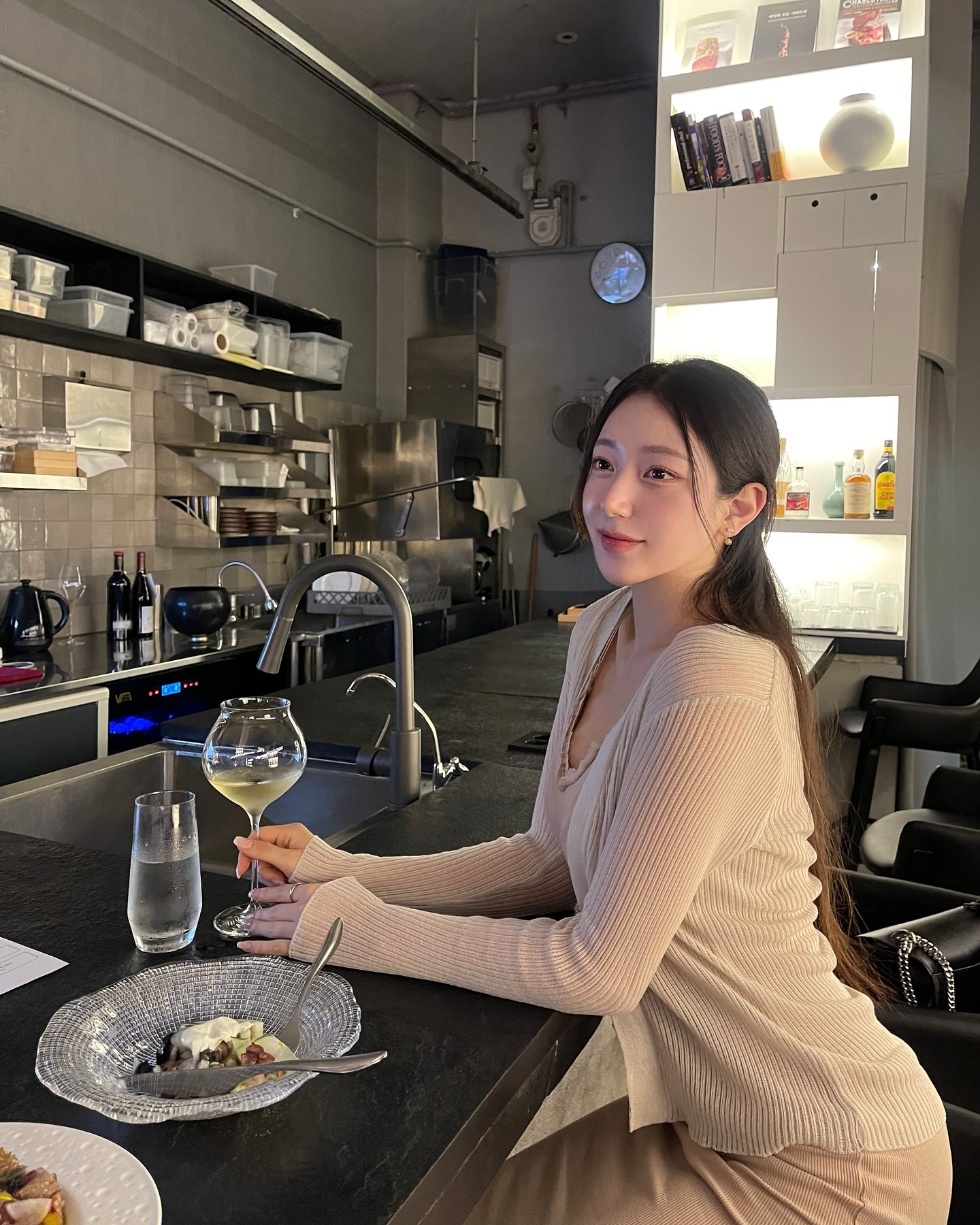 공주들이 너무 좋아해주고, 피드박제 요청 많아서 슬쩍..🤍
와인 주문 필수 매장이라 고민했는데
무알콜 와인으로 챙겨주는 센스까지 넘 좋았던 🥂
대화하느라 시간 순삭했던 하루 ✨

7월은 써니달이라 이번주 내내 저녁약속으로
배 빵빵 예정,
살은 평일에 빼볼게요-?🫡