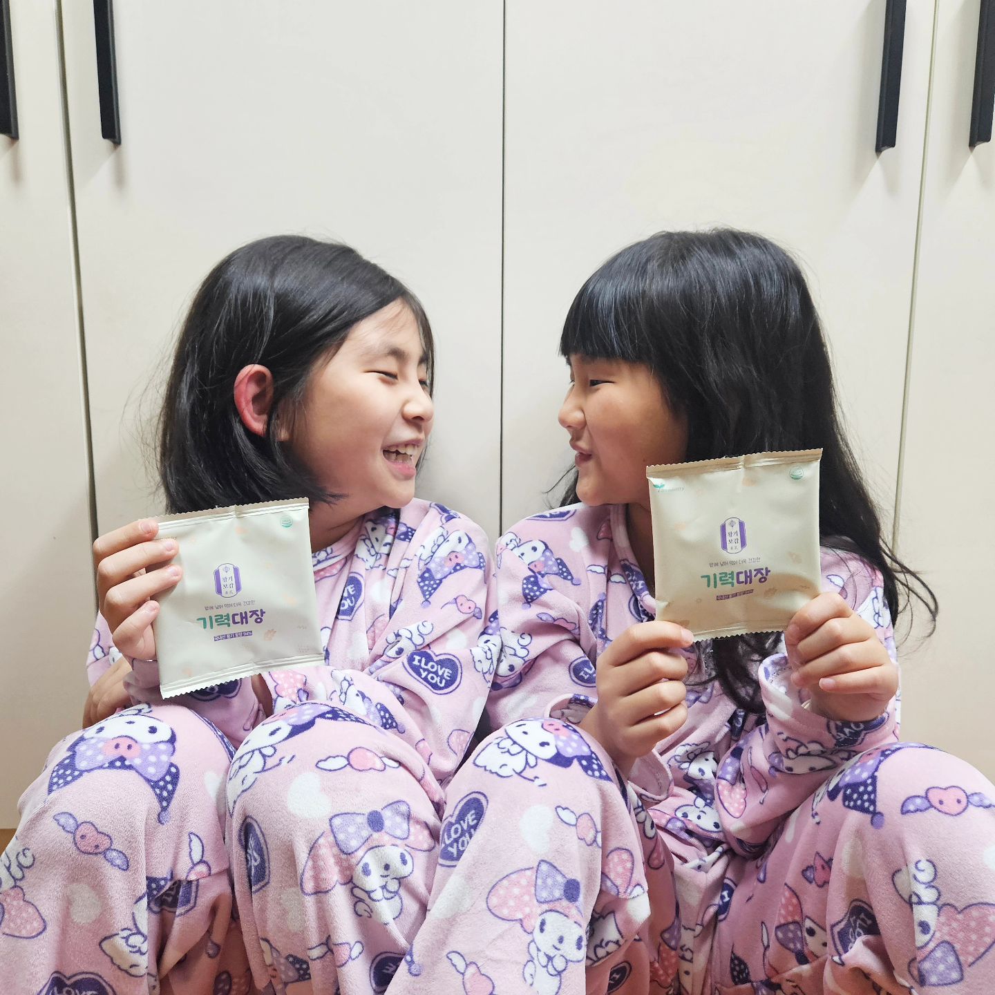 밥이보약🍚 한국인은 밥심이지💪
시간맞춰 용량맞춰 먹이지 않아도되는 
영양듬뿍 #기력대장
그냥 쌀불릴때 같이 한팩 넣고 밥 지어주면 끝.
쫀쫀하고 윤기가 흐르는 황기밥 완성🙂
은은한 황기향이 삼계탕보다도 적어서 아이들 거부감 없이
그냥  푹푹 잘 먹더라고요 👬👭
영양제 먹기 싫어하는아이들에게 완전 강추👍
성장이 더딘 밥태기 아이들에게도 강력추천👍
아이의 건강과 성장에 관심있는 엄마라면 무조건 두번사세요👌
고품질 황기 94% + 식물혼합추출액4%
영양제의 1/3 가격으로 매일 매일 가득 챙겨주는 우리아이영양식단
#황기보감
#완밥 #성장기영양제 #아이건강
#건강식 #성장식 #밥잘먹는우리아이
#쑥쑥 #밥스타그램 #애스타그램