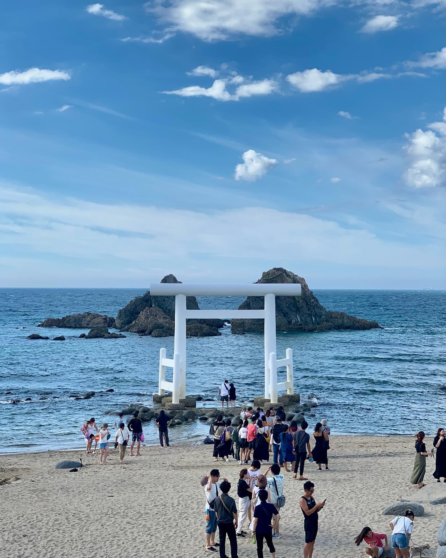 ⛩️🌊🪨🏄🏻‍♀️🍗🥤⛱️🌴🌈