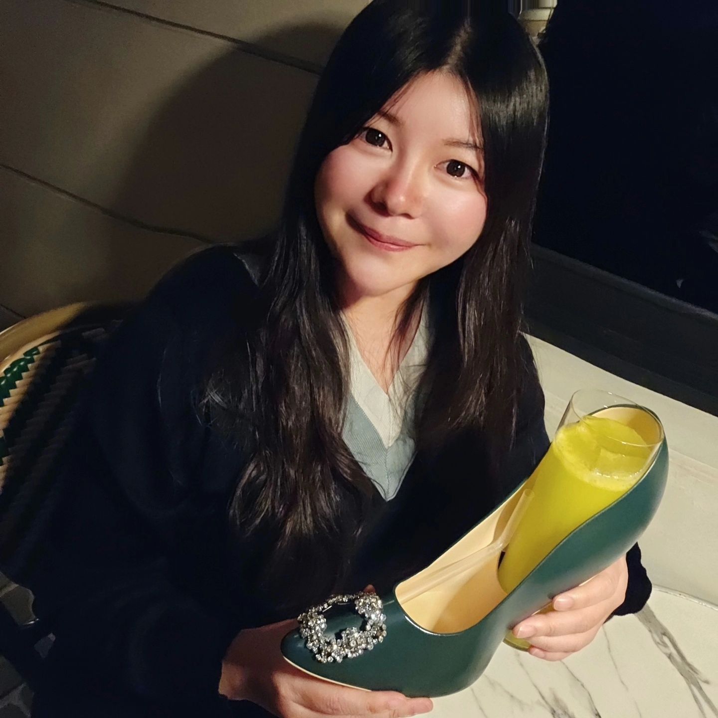 #광고
240205

입장할때부터 간판과 문이 없어서
예사롭지 않았던 스피크이지바
오미자 맛의 예쁜 웰컴드링크

신데렐라 컨셉이라
안주도 호박이 많고

구두모양에 나오는
시그니처칵테일이 신기해요
사진찍기 좋은 핫플이였어요

inflca cinderella.seoul
#성수술집 #성수맛집 #seoultravel #seoulfood