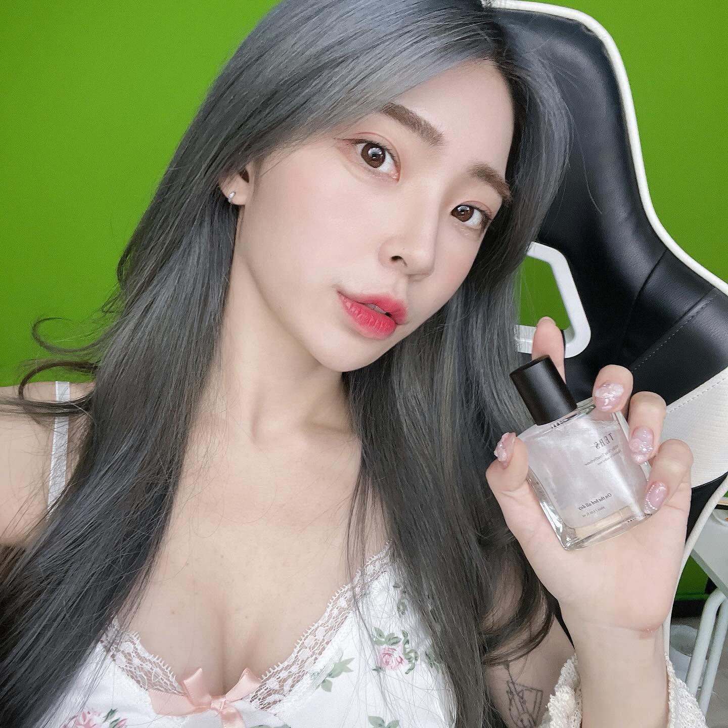 #협찬
밀키웨이 펄 콤플렉스, 은하수를 연상시키는 은은한 펄이 담긴 유니크한 제형 (자외선 차단 도움, 정전기 방지)의 테르스 트리트퍼퓸 💕

테르스는 프로패셔너블(PRO+FASHIONABLE)을 추구하는 브랜드입니다. 

사용하기 쉬운 뿌리는 타입으로 사용 즉시 매끄러운 머릿결과 윤기 제공은 물론
미니백에도 휴대 가능한 핸디한 디자인으로 필요한 순간, 언제 어디서나 사용 가능해욧
산뜻한 쳔연 오일 성분 적용으로 여러 번 도포해도 기름지지 않는 사용감이 너무 좋더라구요 

마침 내일까지 테르스가 주최한 인천대 공모전 수상팀과의 협업 기념 이벤트를 진행한다고 해요. 
밸런스 게임하고 나이 만큼 할인 받아 가세요 :)
- **테르스 계정 팔로우(ters.official) 후 ’밸런스‘ 댓글 작성 시 DM으로 발송된 구글폼으로 참여**
- **이벤트 일정: ~ 2024.03.15(금)**

저의 pick★ 
침대 밖은 위험해
: 메종마르지엘라 레이지 선데이 모닝

#밀키웨이트리트퍼퓸 #테르스트리트퍼퓸 #트리트먼트추천 #댓글이벤트 #테르스 #TERS #TERS_EVENT #트리트퍼퓸 #노워시트리트먼트 #헤어트리트먼트 #헤어퍼퓸