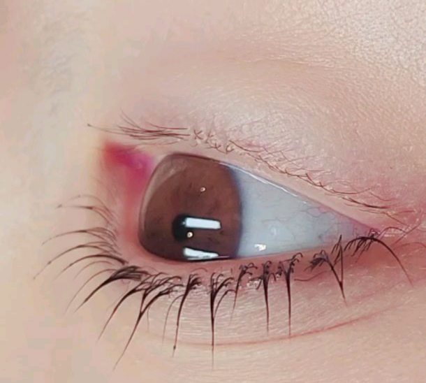 속눈썹연장한 거 아니고 속눈썹펌 한 거 맞음.... 역대급 비포에프터;;

에스뷰티 상동점 원장님께 시술받았는데 대회 나갔다 하면 1등하시는 분이시라 그런지.. 진짜 다르긴 달랐음.....

숱도 없고 짧고 얇고.. 방향고 제각각이고.. 총체적 난국이었던 내 속눈썹을 인형 속눈썹으로 만들어주신...💕👍

s_beauty_s2