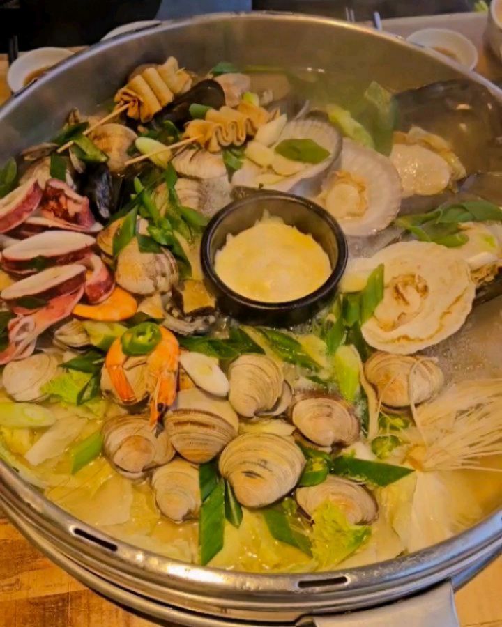 최근 다녀온 조개전골중 조개신선도가 높았던곳
예전부터 몸이 무겁거나 목이 칼칼할때 조개류국물을 
챙겨먹는데 오랜만에 2동탄 11자상가에 있는 국물이 
정말 이나 시원했던 택이네 조개전골 에 다녀왔어요 

미리예약을 하고 갔더니 셋팅이 아주 깔끔하게
되어있어요  조개전골2인분을 주문~~ 셋팅후
열무 비빔밥 셀프코너 사용법도친절히 알려주시고 
한솥으로 찜을올려주시고 타이머를 주신다음 
오징어튀김,튀김만두 주셨어요

오징어 한마리와 푸짐한 채소,바지락, 대합,소라 전복,꼬치어묵,가리비, 홍합, 관자,새우 가운데 
뚝배기에 치즈 까지 가득 담겨있고 큰 조개부터 
먹는방법 또한 친절히 설명도 해주셔서 감사했어요
최근 다녀온식당중 제일 친절하셔서 더 편하게
식사를 했던곳 이에요 ⭐️🌟

​보리밥+열무+고추장+참기름 넣어 열무보리밥과
칼국수는 필수~~ 조개를 못먹는 아이들을 위한 
돈가스, 군만두 같은 것도 있어서 아이랑 같이
방문해도 좋을 외식장소네요🙏

❣️택이네조개전골 2동탄점

경기 화성시 지산2길 11-10 상가 1층

#동탄맛집 #화성맘 #화성동탄맛집 # 동탄2맛집 #2동탄맛집 #동탄2신도시맛집 #2동탄택이네 #동탄조개찜 #11자상가맛집 #조개전골 #국수 #칼국수맛집 #동탄맘 #동탄데이트#조개칼국수