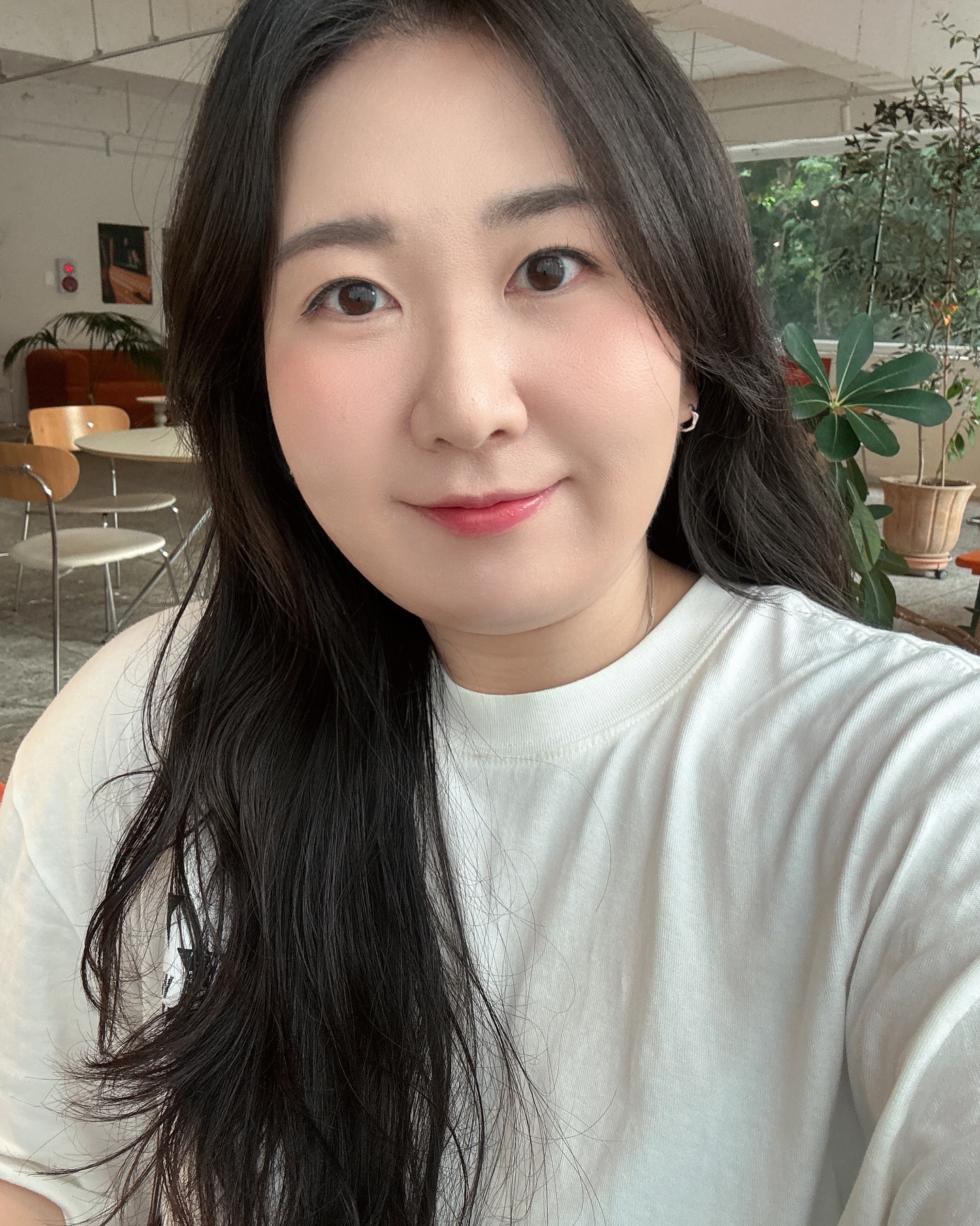 #제품제공 

3CE 무드레시피 페이스블러쉬 로즈베이지🤍

블러셔는 빠지지않고 해 줘야한다구요 여쿨라이지만 가끔은 누디한 블러쉬도 좋아하는데 맑은 느낌을 좋아해요☺️ 두 볼을 수채화로 물들인 듯 투명하고 맑게 발색되는 블러셔라 양조절만 제대로 하면 너무 좋아요! 우수한 퍼짐성을 지닌 실키 텍스처로 모공 끼임 없이 매끈하게 마무리! 
가장 좋은 점은 세범 컨트롤 파우더가 섬세하게 밀착되어 오랜 시간 유지되는 치크라 피부에 착붙! 다른 컬러도 너무 궁금🙌🏻

✔️사용방법 : 브러시에 내용물을 적당량 취해 살짝 미소 지을 때 올라오는 애플 존을 브러시로 톡톡 가볍게 터치해 줍니다.

#파룸체험단 #3CE #3CE스타일난다 #3CE페이스블러쉬 #3CE블러셔 #수채화블러셔 #실키슬라이딩 #모공블러효과 #수채화발색