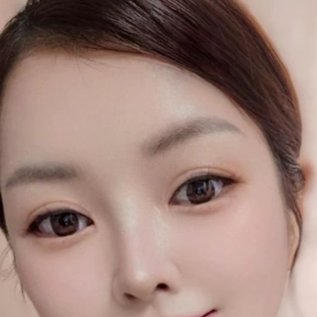  바나제이비 on Instagram: "#광고
커버력👍🏻 결광쿠션 에이프릴스킨 히어로쿠션에서
커버력은 그대로! 더 밝은 19호가 출시!
NEW! 19호 페어 베이지는 무조건 밝기만한
컬러가 아니라 밝은톤 피부에게 들뜨지않는
착붙컬러로 자연스럽고 화사한 피부결을
만들어 주더라구요.
그동안 21호 쓰고 오히려 피부톤이 다운되거나
하이라이터보다 자연스러운 입체감을 줄 때
이제는 NEW! 19호 페어 베이지로 통일!!
촉촉한 터치감에 에어홀 퍼프로 톡톡🌸
커버력도 놓치지않고 자연스러운 광채가 
봄에 딱 맞는 화사한 피부표현을 업그레이드👆🏻
매끈결광 은은한 광채를 원할 때 이제
에이프릴스킨 히어로쿠션 19호 픽하세요.🧏🏻‍♀️
#에이프릴스킨#히어로쿠션#에이프릴스킨쿠션
#쿠션팩트#쿠션팩트추천#모공커버쿠션
#커버력좋은쿠션 #쿠션파데추천#커버쿠션
#파운데이션추천#쿠션추천#올리브영쿠션
#19호쿠션추천#19호쿠션#팩트추천"