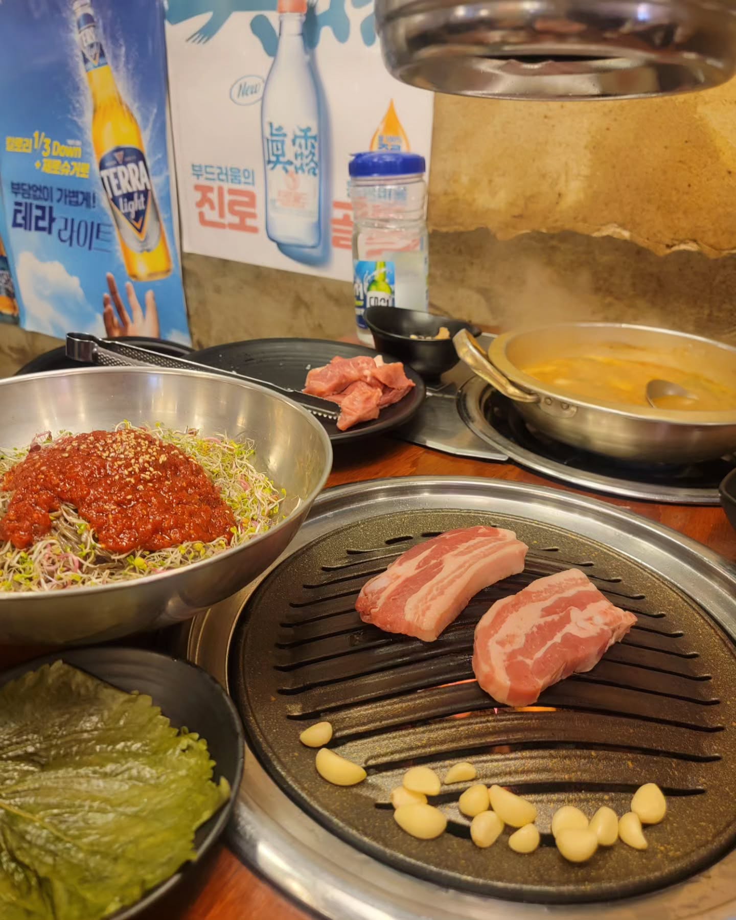 #협찬 국제식당 상수점
레트로한 감성을 느낄 수 있는 가성비 좋은 상수 고기집

2인세트
KRW 38700

✔️상수역 1번 출구에서 바로 위쪽에 위치한 골목에 있음
✔️개성있고 레트로 감성 뿜뿜한 인테리어 맛집! 조명 맛집
✔️2인부터 4인까지 세트구성이 되어 있어 푸짐하고 다양한 종류의 고기들을 맛볼 수 있음
✔️가성비가 좋고 맛있는 착한 상수 고기집(생삼겹살 180g에 9,900원)

#상수고기집  #상수삼겹살  #상수고깃집