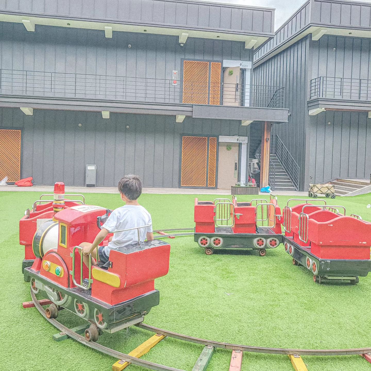 연휴를 앞두고 여행가고 싶어서
찾고 또 찾아서 예약한 #키즈풀빌라 🔍🔎

✔️푸릇푸릇한 숲뷰에서 수영하고🏊‍♂️
✔️수영장 엄청 커요!
✔️체크인하면 든든한 간식과🐔
✔️아침조식이 무료로 나와요🍚
✔️야외에 놀거리도 엄〰️청 많아요🎡🎠🎢
✔️실내도 넓고 한 눈에 아이들이 보여요
✔️노래방까지 방에 있다는거🎤🎵

이 모든걸 무료로 이용할 수 있는
#키즈펜션 #포천키즈포레 뿐이였어요!

며칠동안 검색해보고 예약했는데
완전 만족스러웠어요🩷
주변에 #백운계곡 있어서 계곡에서도 놀고 와서 완벽했던 여행👓

ㅡㅡㅡㅡㅡㅡㅡㅡㅡㅡㅡㅡㅡㅡㅡㅡㅡㅡㅡ
📍경기 포천시 이동면 포화로 346-10 키즈포레

kidsfore_kidspoolvilla