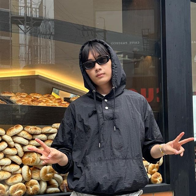 애프리콧 APRYCOT on Instagram: "#광고 @1rony9orno_official 비가 와도 해삐해삐하게~ 소재 ㄴ 나일론 100% ㄴ 베이직한 디자인에 여유로운 루즈핏 ㄴ 통기성과 가벼운 중량감으로 한 여름에도 편안한