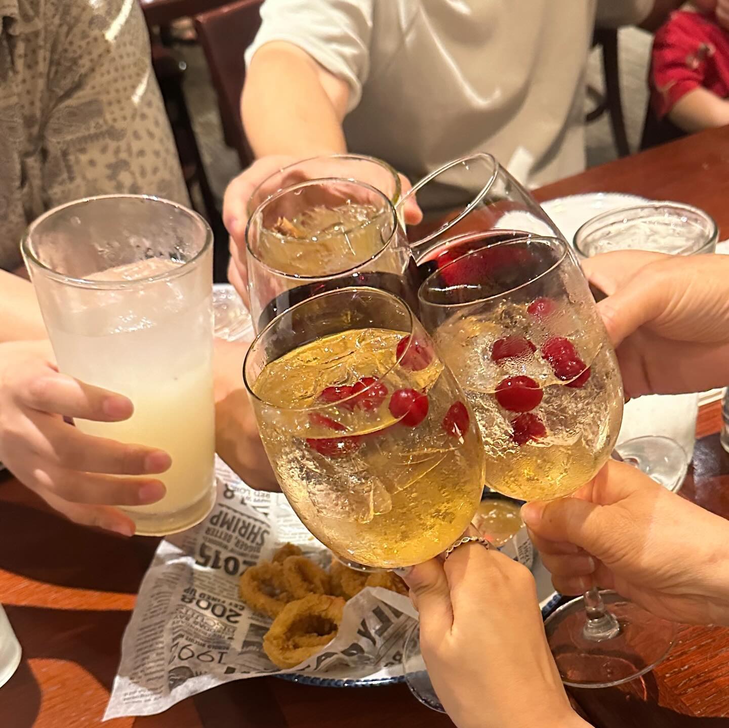 -

명불허전
redlobster 🦞

7년전에도 와보고 이번에도 가본 
#하와이레드랍스터 :) 
여전히 맛있네요… delicious 
운이 좋게 숙소 바로 앞 건물
Lucky:)

내가시킨 저 골드 #샹그리아 🍷
잊지모테….♥️

돈걱정하나도 안하고
여행내내 먹는거 다 사주신 울아빠 
배터지게먹고 행복했어요🫶🏻

사진찍어주고 한장에 25000원
기분좋은 아빠가 2장사심 💰

#하와이가족여행 #하와이여행 #하와이맛집 #hawaiiredlobster #redlobster