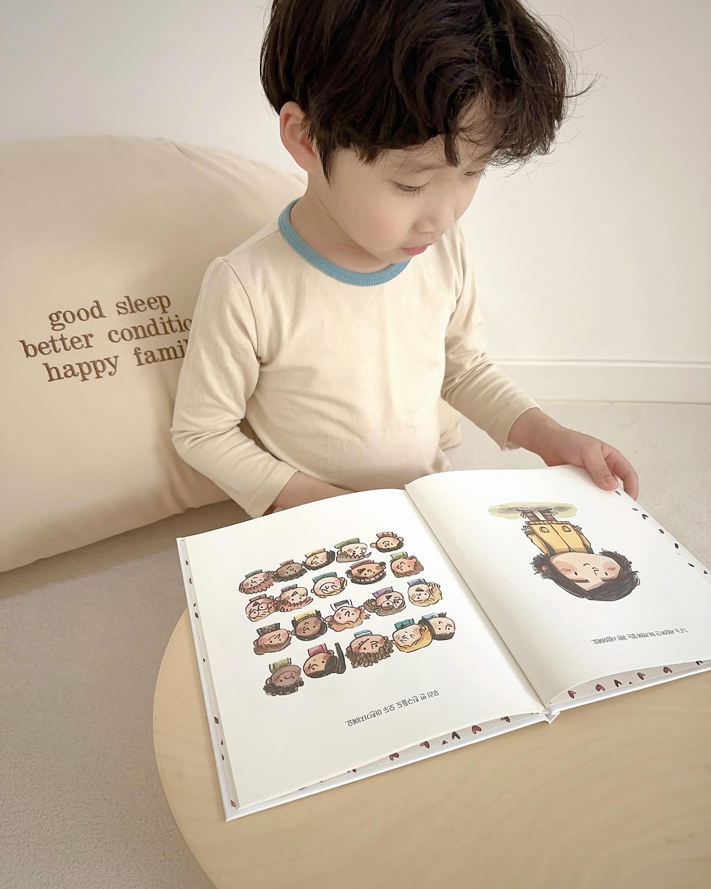 #도서제공 x owlbook21 
⠀
⠀
⠀
우주가 유치원에 입학한지 어느덧 한달⠀
유치원에서 더 많은 친구들을 만난 우주와⠀
을파소 학교생활 그림책 ‘서로 존중해야해요’를 읽어보았어요:)⠀
⠀
아이들도 관계 속에서 때론 속상할때가 있을텐데⠀
좋은관계를 위해 필요한것은 무엇보다 존중이라고 해요⠀
⠀
내가 귀한것처럼 다른 친구도 모두 귀하다는 것⠀
우린 모두 다르지만, 달라도 문제될 것은 없다는 것⠀
친구와 싸웠을때 마음을 다스리는 법과⠀
문제가 생겼을때 해결하는 법, 도움을 청하는 법⠀
자기존중부터 타인존중으로 나아갈수 있는 관계그림책⠀
⠀
15년차 현직 교사이자 ‘어린이 마음약국’ 의 저자⠀
이현아 선생님이 강력 추천라는 도서로⠀
사회생활을 시작한 모든 친구들이 읽어보면 ⠀
너무너무 좋을것 같아요🤍⠀
⠀
⠀
⠀
⠀
⠀
#유아도서 #유아그림책 #아동그림책 #을파소그림책 #가치그림책 #아린이책추천 #그림책추천 #그림책시리즈 #서로존중해야해요 #조카선물 #초등입학 #입학선물 #유아사회성 #초등인간관계 #자녀교육⠀
⠀