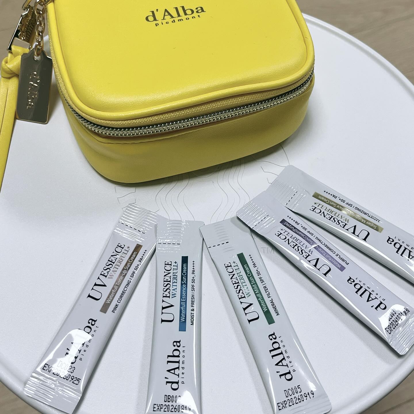 #협찬
⚡️달바 선크림 트래블키트 등장 ⚡️
-휴대가 간편해서 휴가철 딱이에요
1ml 15포 들어있어요!

💛카카오톡 선물하기 단독 선트래블 키트!
선물하기에서 달바 시그니쳐 옐로우 스퀘어 파우치와 함께 판매중인데 휴대도 용이하고 가격도 천사가격 🥰

💜달바 BEST&NEW 선크림 5종 들어있습니다!
- 에센스 선크림 , 촉촉 &수분 프라이머 선크림
- 핑크 톤업 선크림 , 핑크빛 물광 촉촉 톤업 선크림
- 퍼플 톤업 선크림 , 보라빛 쿨톤 보정 톤보정 선크림
- 마일드 선크림 , 눈시림 적은 무기자차
-  수퍼 모이스처 선크림 , 100시간 보습, 병풀잎수 50% 함유로 민감성도 ok!

#달바선크림 #여행선크림 #스포츠선크림 #골프선크림 #테니스선크림 #카카오선물하기 #선물추천 #달바선케어 #여행필수템 #여행추천템 #달바선파우치세트