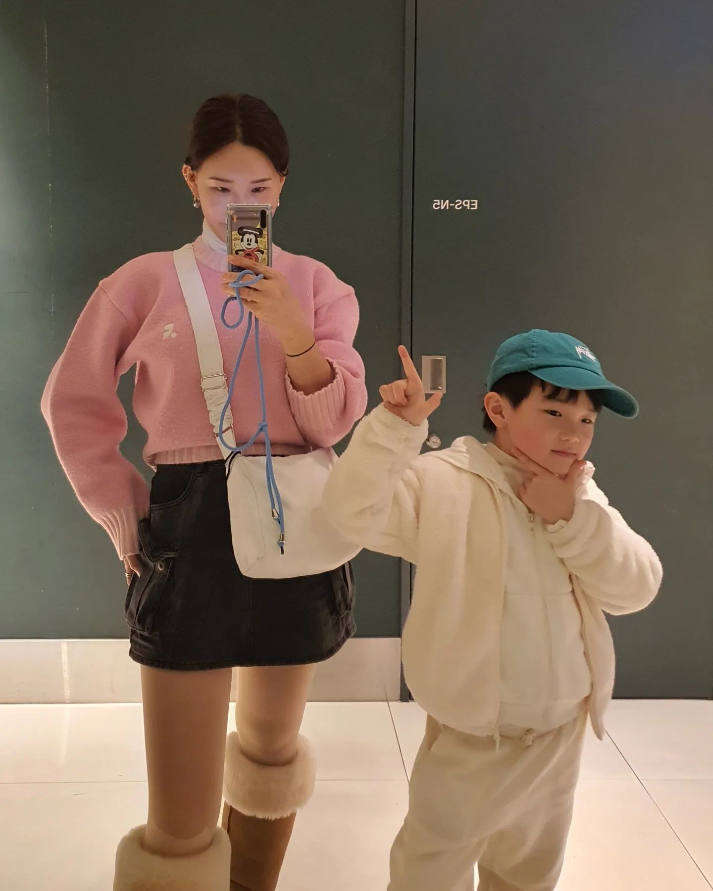 #첫줄

12월 초

👶가이세키가 뭔지 알아요 엄마?

👩그게 뭐야? 엄만 모르는데

👶일본음식 엄청 다양하게 한번에 먹는거래요
먹어 보고 싶어요

담임 선생님께서 설명 해주신 그 가이세키의 의미가
우리를 갑자기 일본으로 가게 했다

간 김에, 온 김에, 하는 김에, 경험이잖아 라는 말을
입에 달고 사는 나와 똑 닮은 우리 아들
엄마 이거 경험해보고 싶어요 하는 말은 지나칠 수가 없다
(넌 나를 너무 꿰뚫고 있는것 같아. . .)

포켓몬의 고향, 일본 간 김에
포켓몬고도 실컷 하고
포켓몬 센터에 가서 가오레도 원없이 하고 싶다는 요구사항

다 들어줬으니 이제 숙제해
.
.
.
.
#조형숙이다음은어디로여행가려나
#라고궁금해하는오빠
#왜제3자의시선으로묻는거지?
#동행자의시선으로바라봐줄래?
#난근데일본라멘도한번못먹은거아니
#니가먹고싶은스시만다먹었지
#엄마다음에가서는꼭라멘먹으러가요우리
#너에겐계획이다있구나?
#카가야가이세키