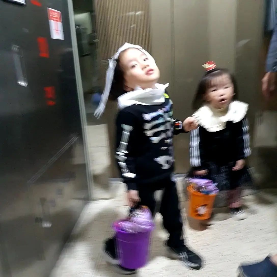 🎃

지오 친구들과 함께 한 할로윈 즐기기
"사탕을 주지 않으면 괴롭히겠다~" 
외치며 사탕 가득 받아와 신난 어젯밤

내년에 유령들 올 때 또 하자며..
내년엔 자긴 드라큘라, 지아는 미라 하자고 약속하고 등원🙂

덕분에 엄마도 재미있었어^^

#5살 #할로윈 #친구들과함께 #아기유령들 #집지키는해골유령 #밤산책 #남매 #육아