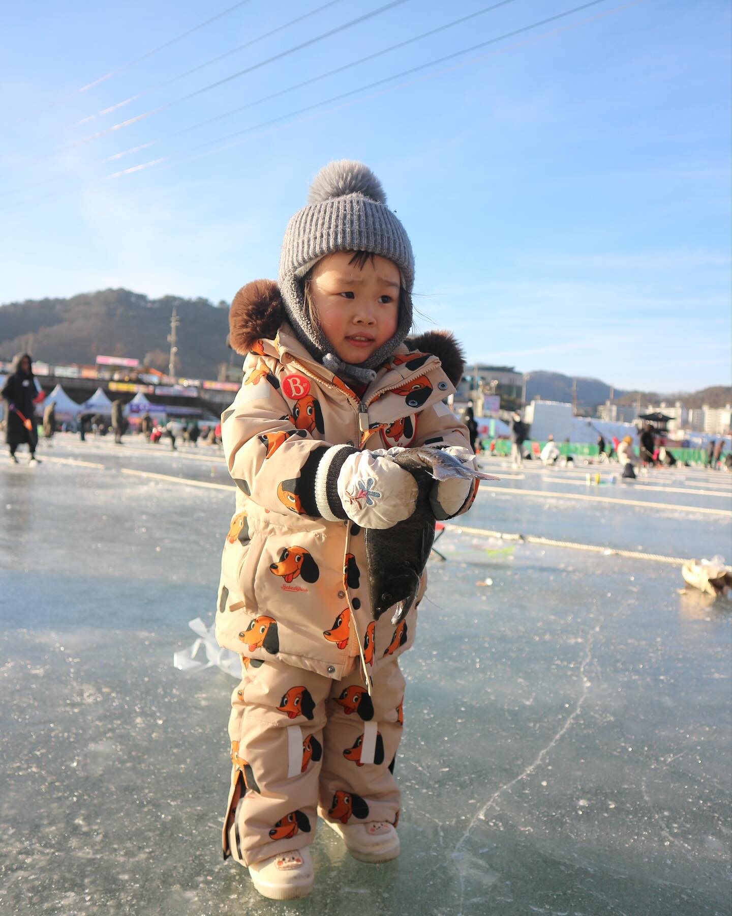 🐟화천 산천어축제 2🐟
⠀
들어가서 자리 잡고
넣자마자 윤주가 1마리🐟 잡고..;
⠀
나도 한마리 잡고🐟
잡은 산천어가 안움직인다고 빼달라며
결국 빼서 들고 사진도 찍고 ㅋㅋ
⠀
1시간이면 가자할거 같았는데,
2-3시간 있다가 왔다😆
내년에는 더 수월하겠디..?
또오자🐟
