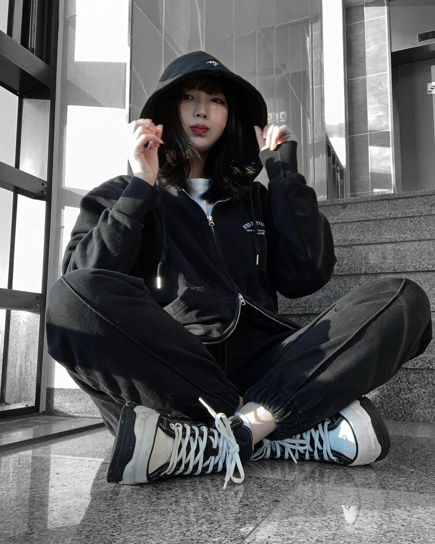 위베리벨류 시그니쳐 로고가 있는 셋업 후드
환절기에도 입기 좋고 편해서 자주 애용하는 브랜드🖤 
.
.
.

weveryvalue_outfit 
weveryvalue_official