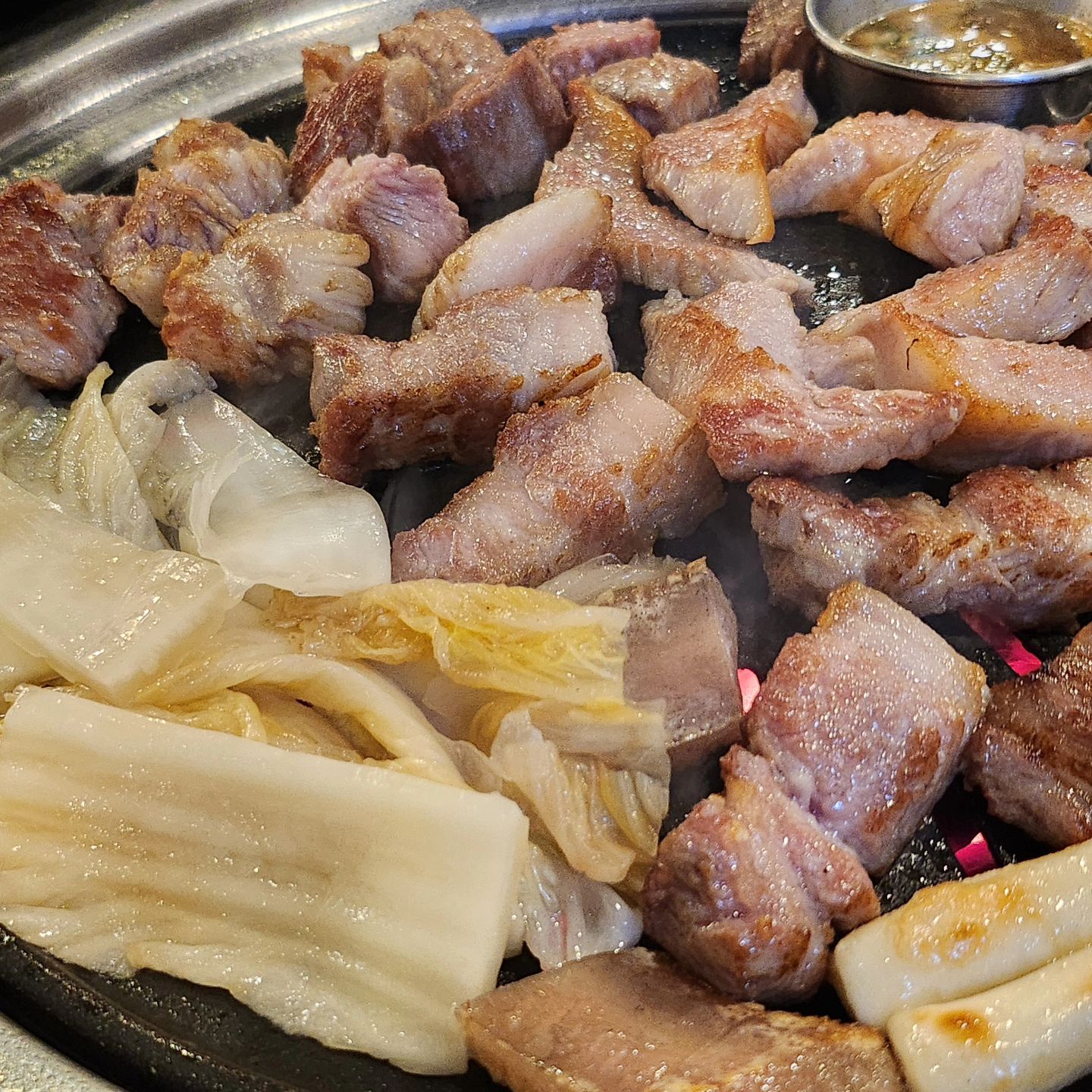 대구칠곡에서 제일 맛있는 고기집 발견🫶
고기 퀄리티부터 최고인 
#미소푸줏간칠곡직영점 

숯향으로 고기를 잡아버려서, 전혀 느끼함없고
자꾸 손이가는 고기👍

기본반찬으로 육회나오는게 말이 되나요?
미소푸줏간칠곡직영점만의 '퀄리티'👍
기본이라 부실하지않고, 더 든든함!
고기랑 딱 어울리는 반찬들, 간도 세지 않아서
너무 좋았어요
담백한 된장찌개도 꼭 드세요🩵

고기러버인 분들~

당장 내일 꼬우~~~~~🫡

📍대구 북구 학정로 149
⏰️15:00-23:00
🚗뒤편 3층 주차장 건물 있음 

#대구맛집 #대구북구맛집 #칠곡맛집 #대구고기맛집 #칠곡고기맛집 #대구북구고기맛집
#맛집추천 #고기맛집 #학정동맛집 #칠곡핫플 #미소푸줏간
