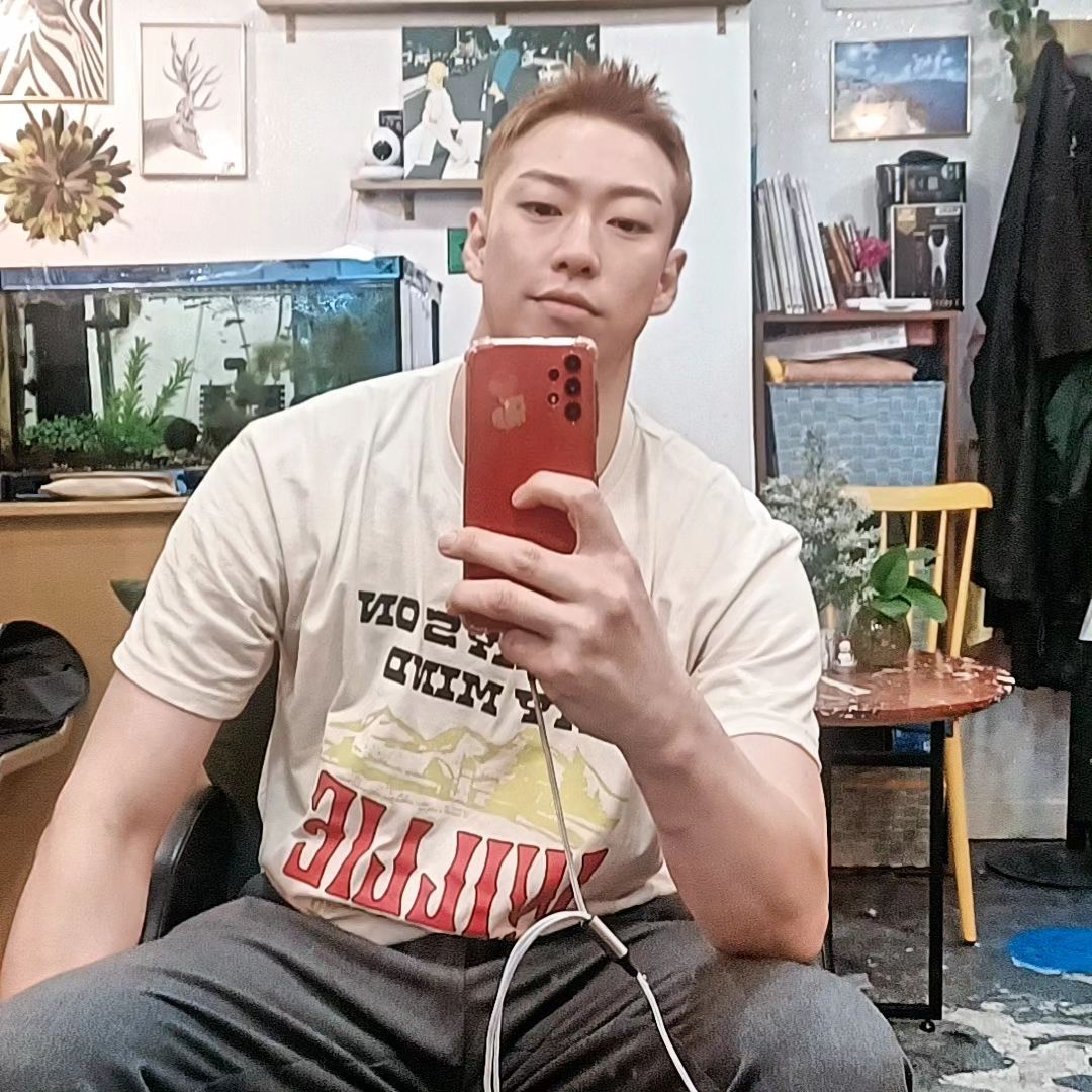컷트 염색 눈섭디자인
.
.
한달전과 다르게 
새로운 스타일로✌️
.
.
#아이비리그컷
#파일컷
#드롭컷
#크롭컷
#주쌀롱
#예약제 #일인샵
#이태원미용실
#한남동미용실
#보광동미용실
#우사단길 #이태원바버샵 
#컷맛집 #헤어성형
#소통 #좋아요#좋아요반사 #like4like #좋반