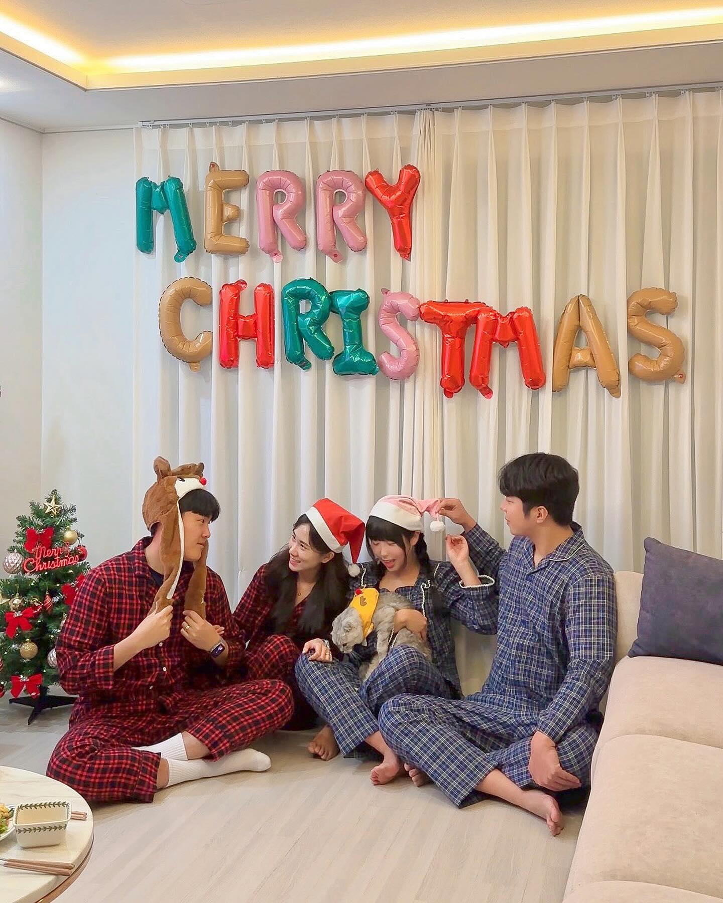 25년지기 소꿉친구네 커플이랑 크리스마스 파티 뿌셨따🎅💕
올 겨울 파티 아쥬우 완벽하다 이말ez😌✨
#이불밖은위험해 #홈파티 #집순이들모임 #커플잠옷 

📌커플 잠옷 정보는 melomelo.kr 🎄✨