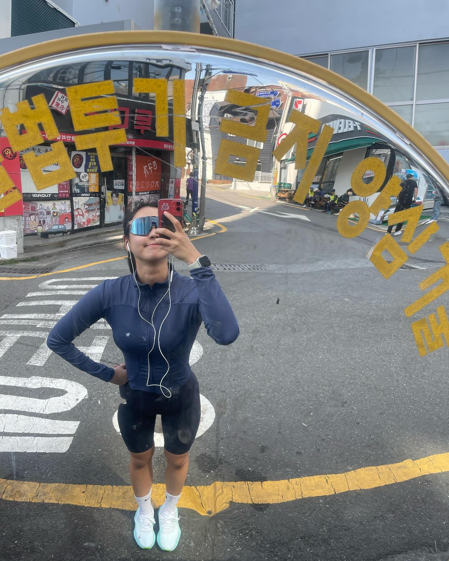 #오런완 #아식스 #러닝 #런스타그램 

미세먼지 좋은날엔 무조건 뛰어야지 🏃‍♀️ 오늘은 카본화대신 남자친구가 사준 안정화신고 조깅페이스로 펀런 🎶 유후 ~~~ 천천히 뛰니까 바람결이 다 느껴진당 룰루 행복해 !! 오늘도 국밥집 방향으로 쓰러지기 성공해서 갱알리 명물 바로해장에서 얼큰우동국밥 묵어따!!! 랜디스 도넛으로 디저트 가글까지 하니 하루를 성공적으로 보내는 느낌 ㅜ 행복하당 ㅠ ☘️❤️😛🎶✌🏻

#안읽어도됨 
#진지충쑤잇
한시간 두시간 장거리 러닝을 하고 오면 주변 지인분들이 뛰면서 무슨 생각하냐고 많이들 묻습니다. 무슨 생각을 했더라? 상기시켜보면 정말 별 생각을 안합니다. 가끔 하는 생각이라곤 몇키로 남았지! 몇분 남았지! 정도. 그러다보면 어느새 목표했던 거리에 도달해있게 돼죠. 10km든 20km든 시작하는 순간엔 아득히 멀게 느껴지지만 멈추지만 않으면 언젠가는 도착하더군요. 그걸 알고 난 뒤로는 더 별생각 안합니다. 속도보다 중요한건 멈추지 않는 것. 단순하지만 쉽지 않습니다. 저에게 러닝은 잡념과 조급함을 버리는 연습입니다. 일을 그르쳤던 날들을 떠올리면 늘 많은 생각과 조급함이 따라붙곤 했습니다. 무언가를 도전 할 때 별 생각 없이 첫 발을 디딛는 용기와, 오래걸리더라도 나만의 페이스로 목표를 달성하는 인내심을 기르고 싶습니다. 러닝이 최고의 연습장인것 같네요! 고민 없이, 별생각 없이, 무작정 그러나 신나게! 언제 물어도 어제는 행복했고 오늘은 즐겁고 내일은 기다려진다고 말할 수 있는 삶이 되길. 러닝하세요 운동하세용☘️