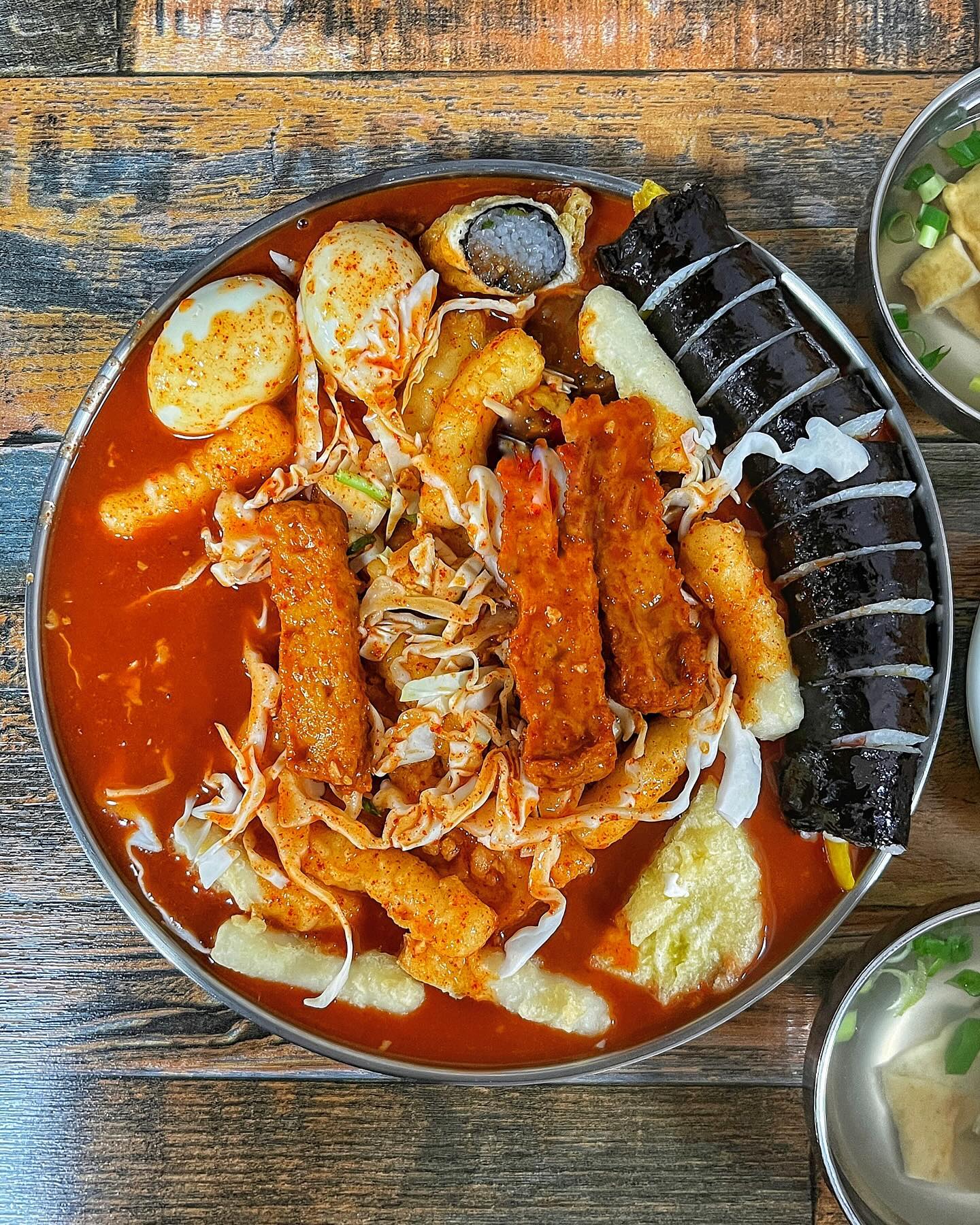 #짱구분식 #서귀포
ㅡ
👧🏻중학생 때부터 일주일에 한 번은 먹었던
추억의 #모닥치기맛집 짱구분식💛❤️
Since 1997 에 오픈한 오래된 분식집🏠

튀김떡에 오뎅, 김밥, 계란, 김치부침개, 순대, 소면, 
김말이, 고굼마튀김이 한 번에 담겨 나와 푸짐쓰🫶🏻

일반떡이 아니라 튀긴 떡이라서 쫀득 쫄깃🧡
자극적이지 않은 적당히 맵달한 양념이지만 
왠지 모를 중독적인 맛 끊을 수 없또 - ̗̀( ˶'ᵕ'˶) ̖́-🫧

오랜만에 갔더니 엄청 핫해졌더라구여🔥
웨이팅까지 생기다니 •• 조금 낯설지만 괜히 뿌듯😵💖

📍 제주 서귀포시 중동로48번길 3
⏰ 12:00 - 21:00
ㅡ
#서귀포맛집 #서귀포여행 #서귀포시 #서귀포시맛집 #제주도민맛집 #제주도민맛집추천 #제주 #제주도 #제주맛집 #제주도맛집 #분식 #분식맛집 #분식집 #떡볶이 #떡볶이그램 #떡볶이추천 #떡볶이투어 #떡볶이맛집 #먹스타그램 #먹스타맞팔 #먹스타소통 #먹팔 #좋아요반사 #좋아요 #맛집 #맛집추천 #맛스타그램